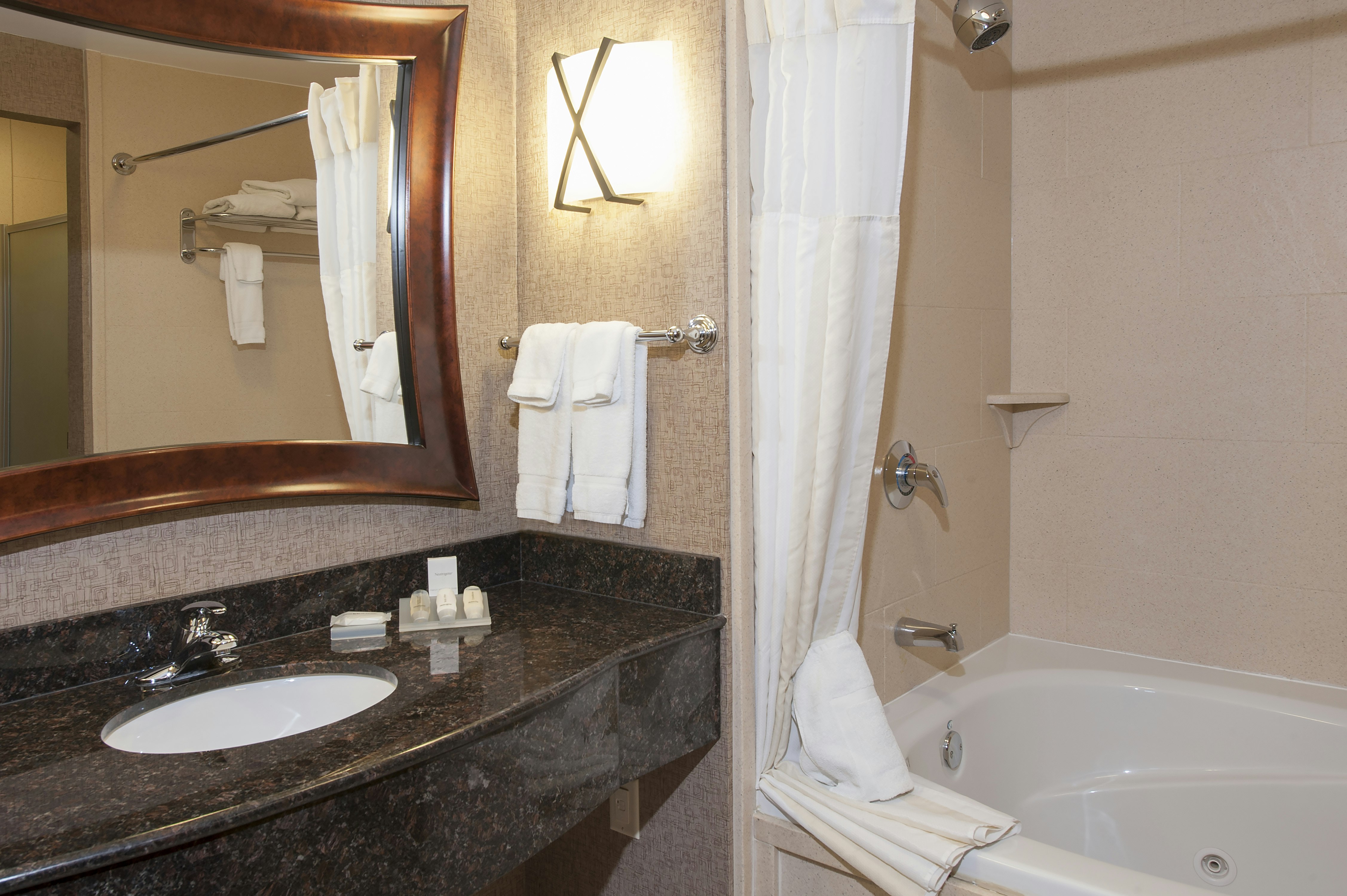 1 KING BED W/JET BATHTUB