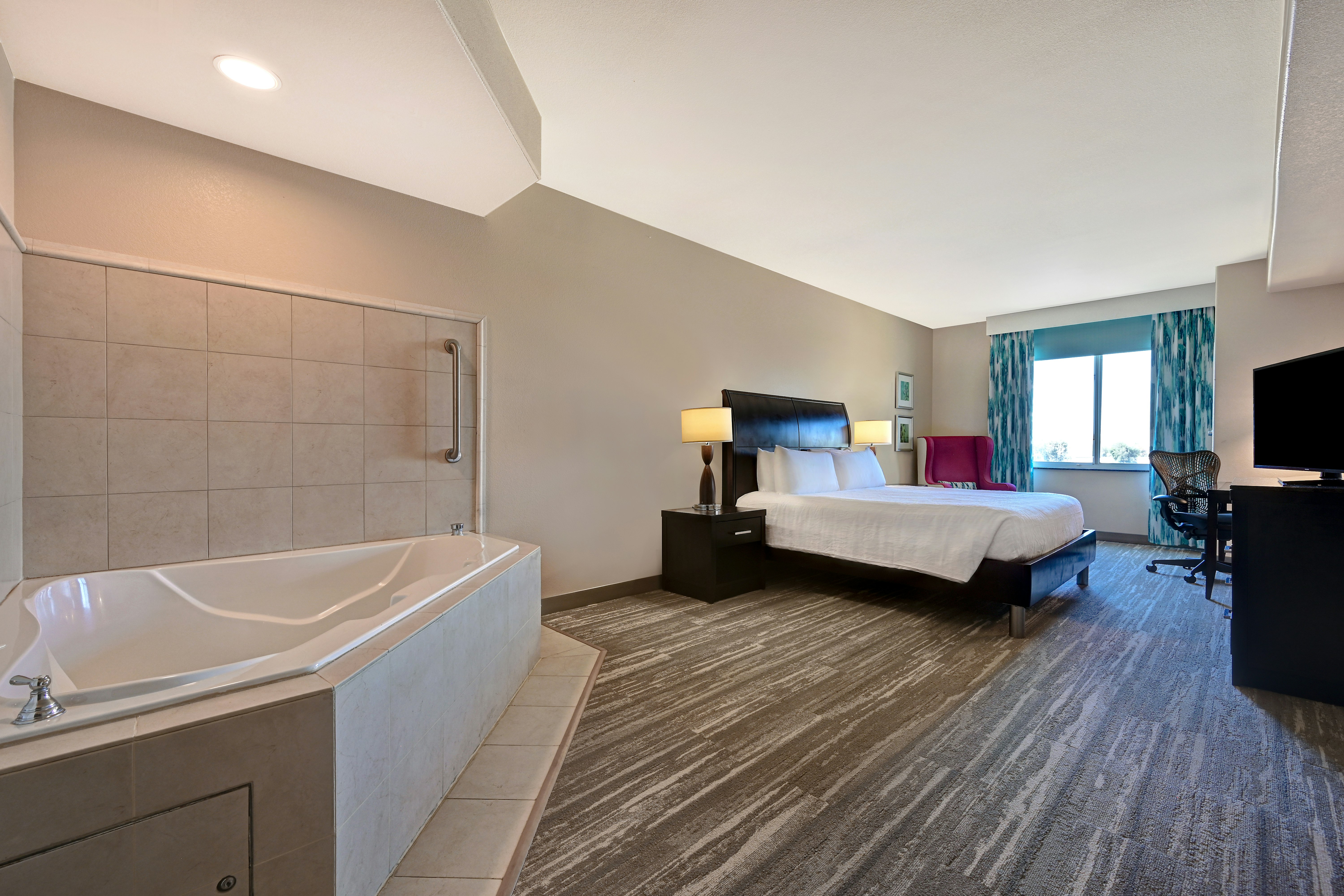 1 KING BED WHIRLPOOL