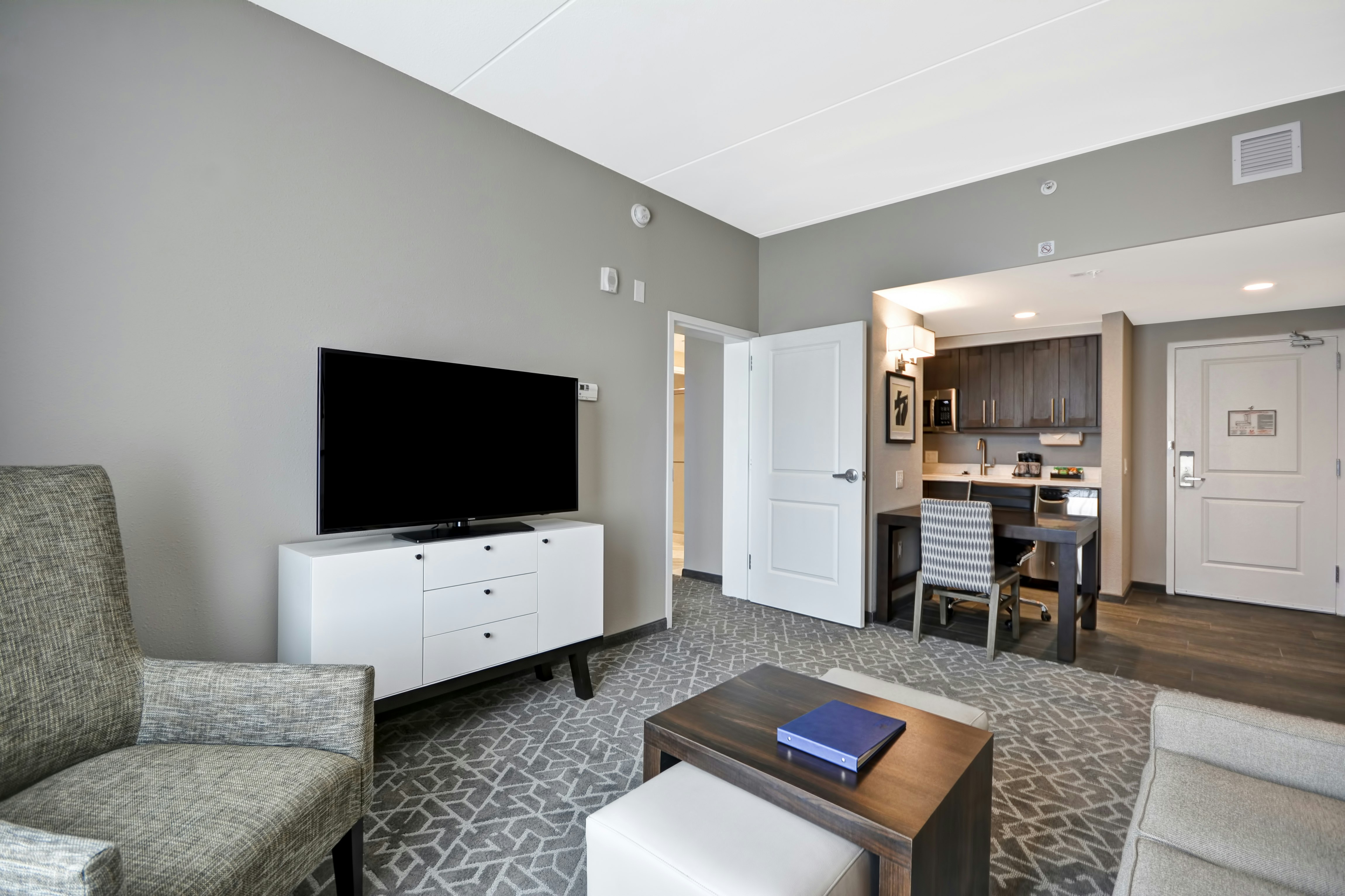 1 KING 1BDRM SUITE NONSMOK