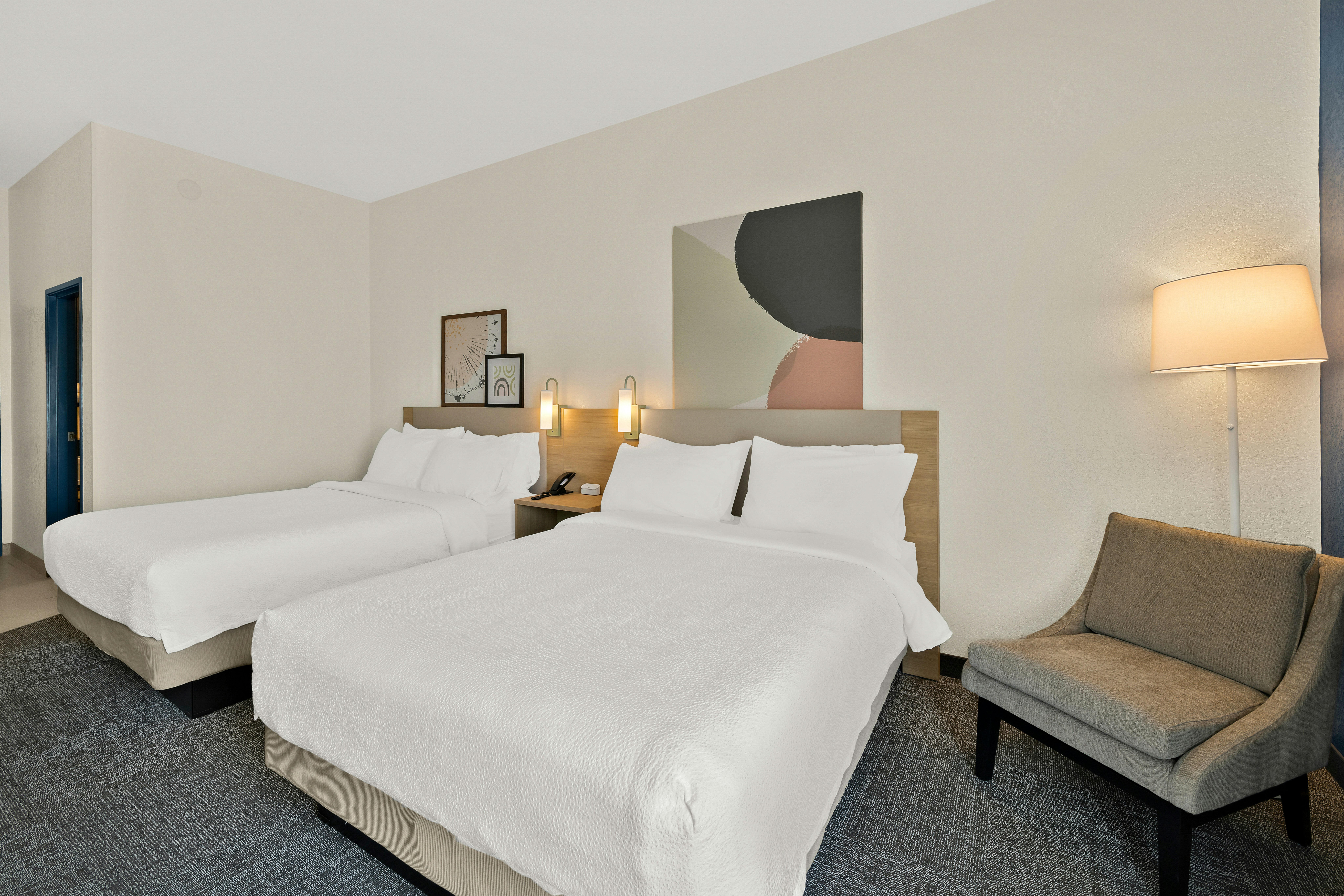 2 QUEEN BEDS