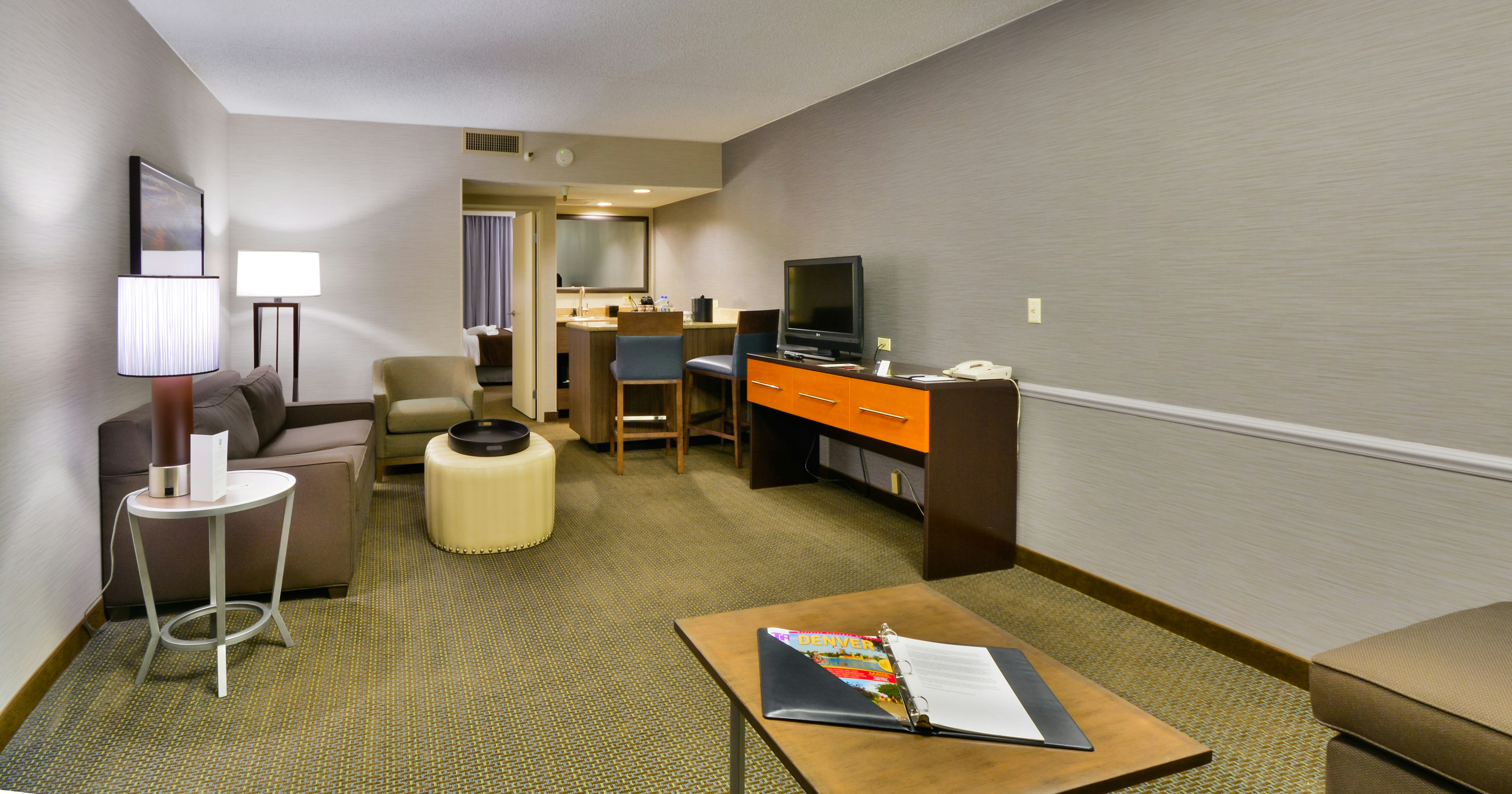 1 KING BED CORNER SUITE NS