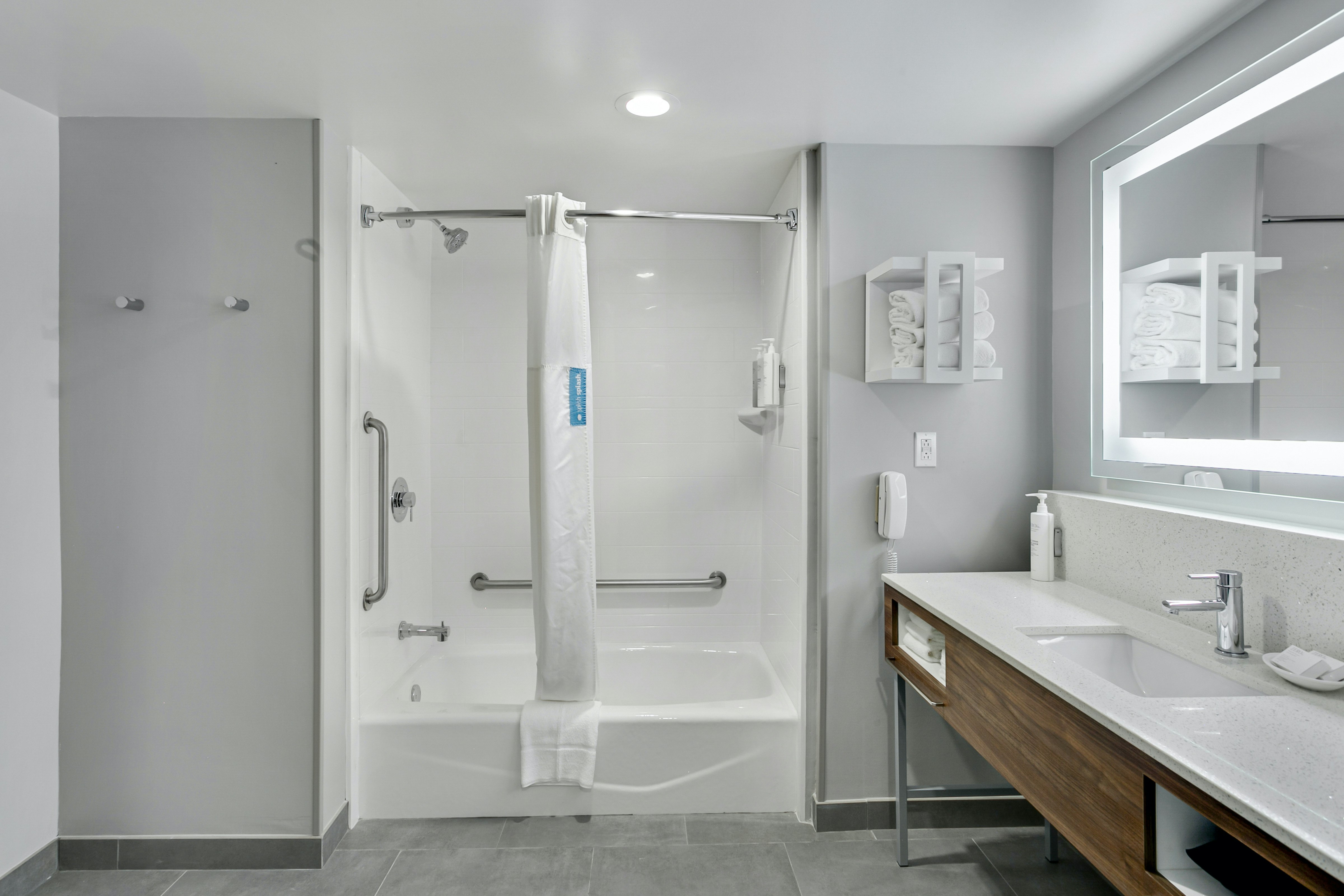 1 KNG ACCESSIBLE TUB