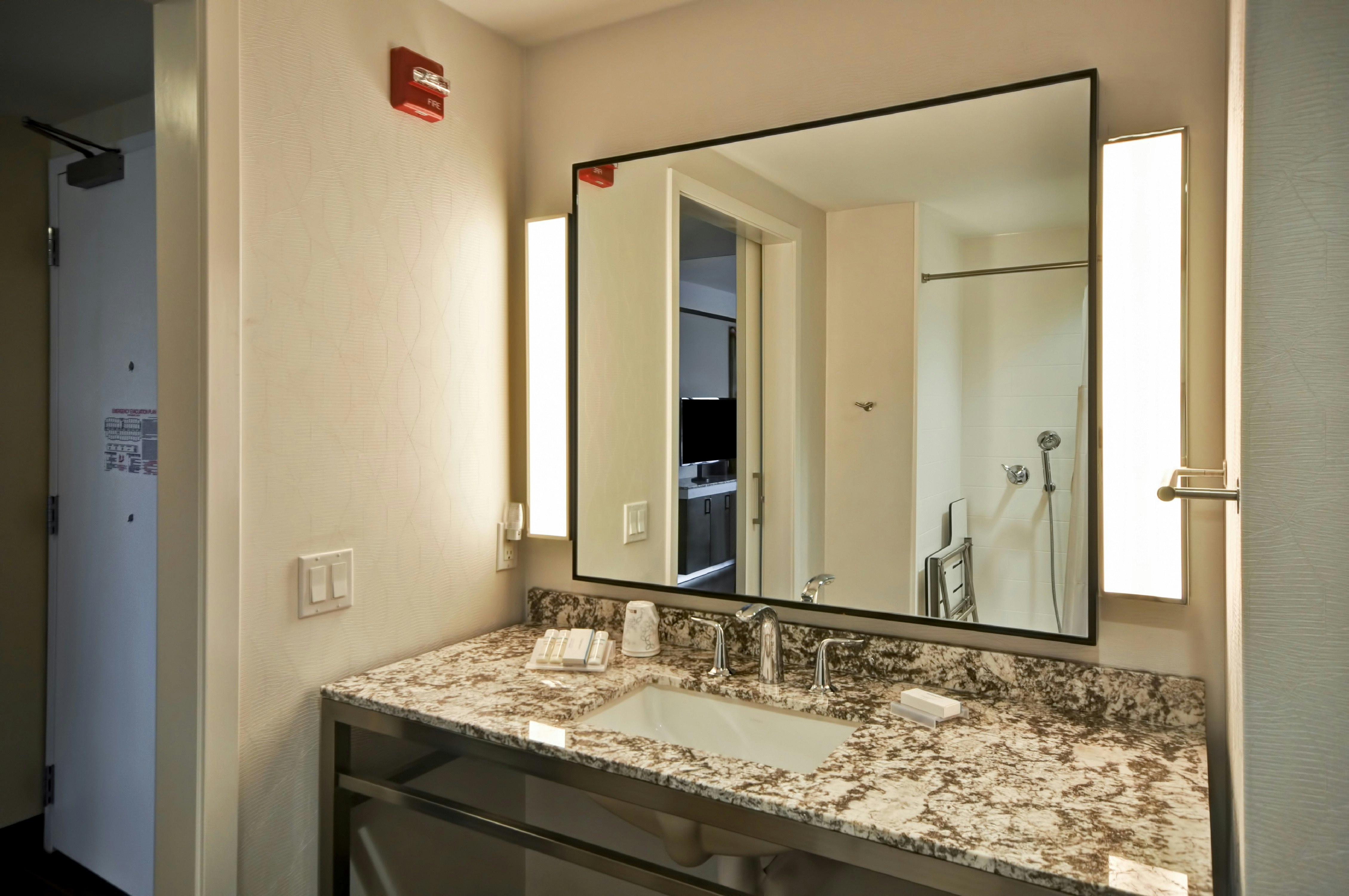1 KING ACC RM W/BATHTUB