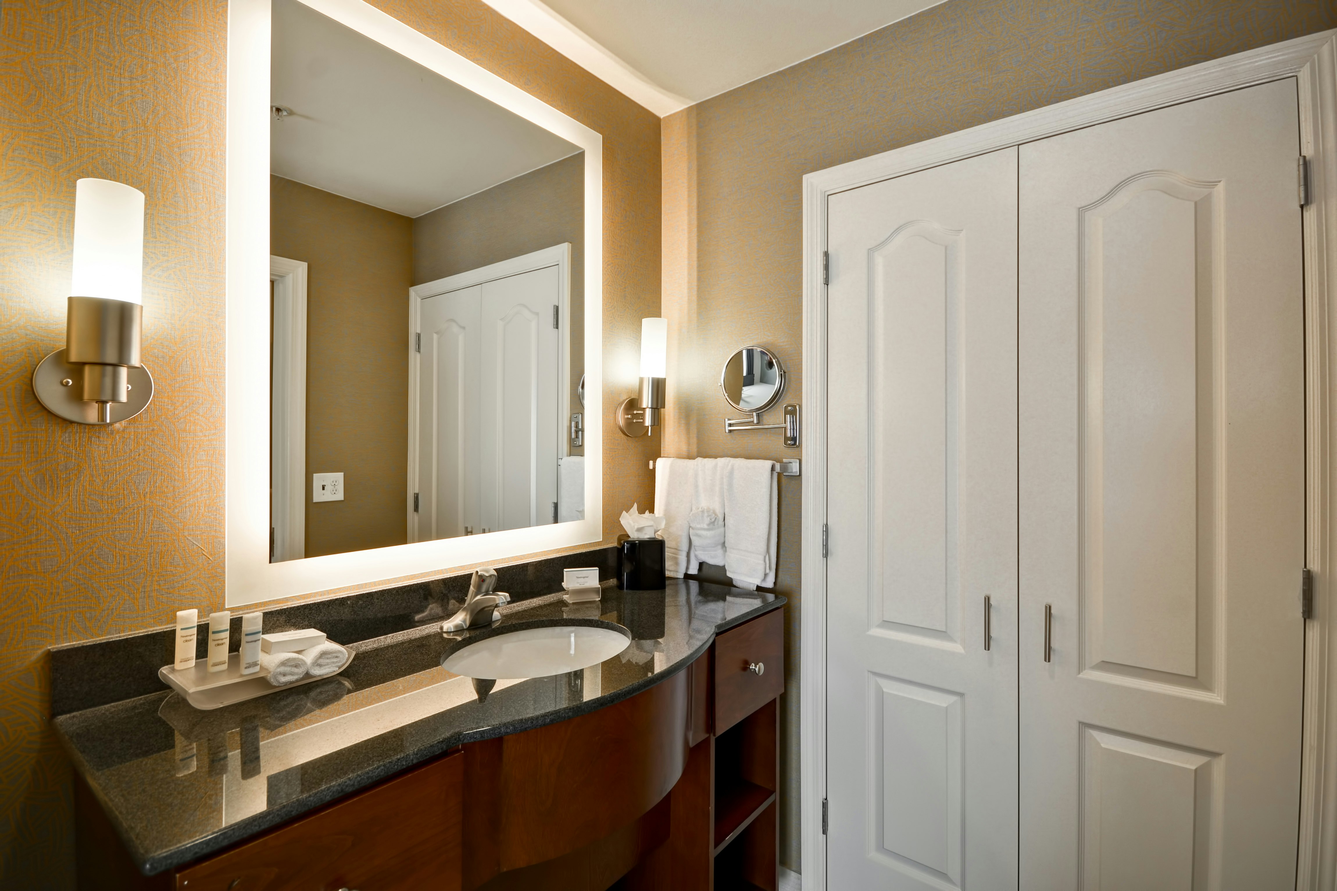 1KING/2QNS 2BEDROOM STE
