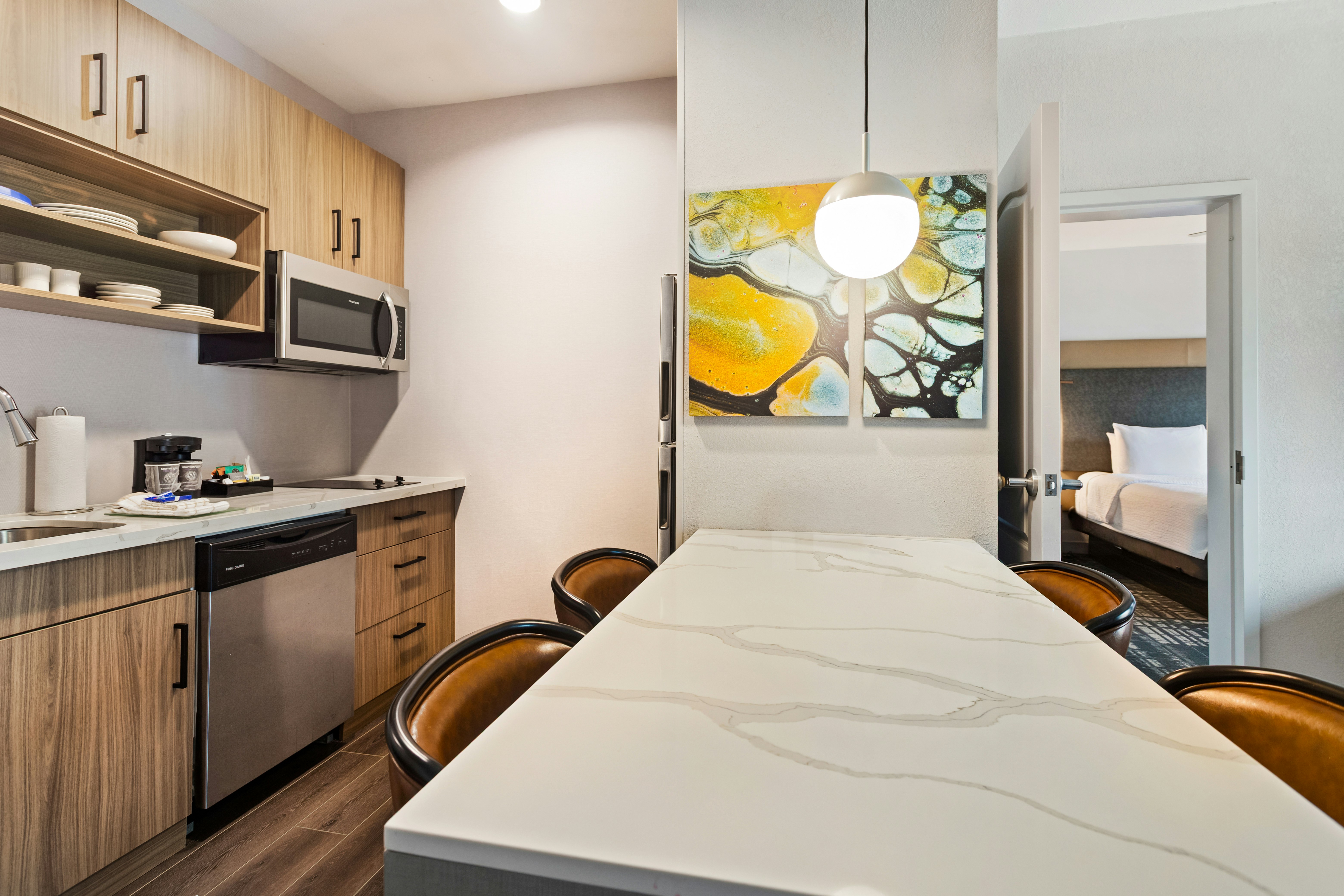 1KNG/2QNS 2BDRM STE NONSMO