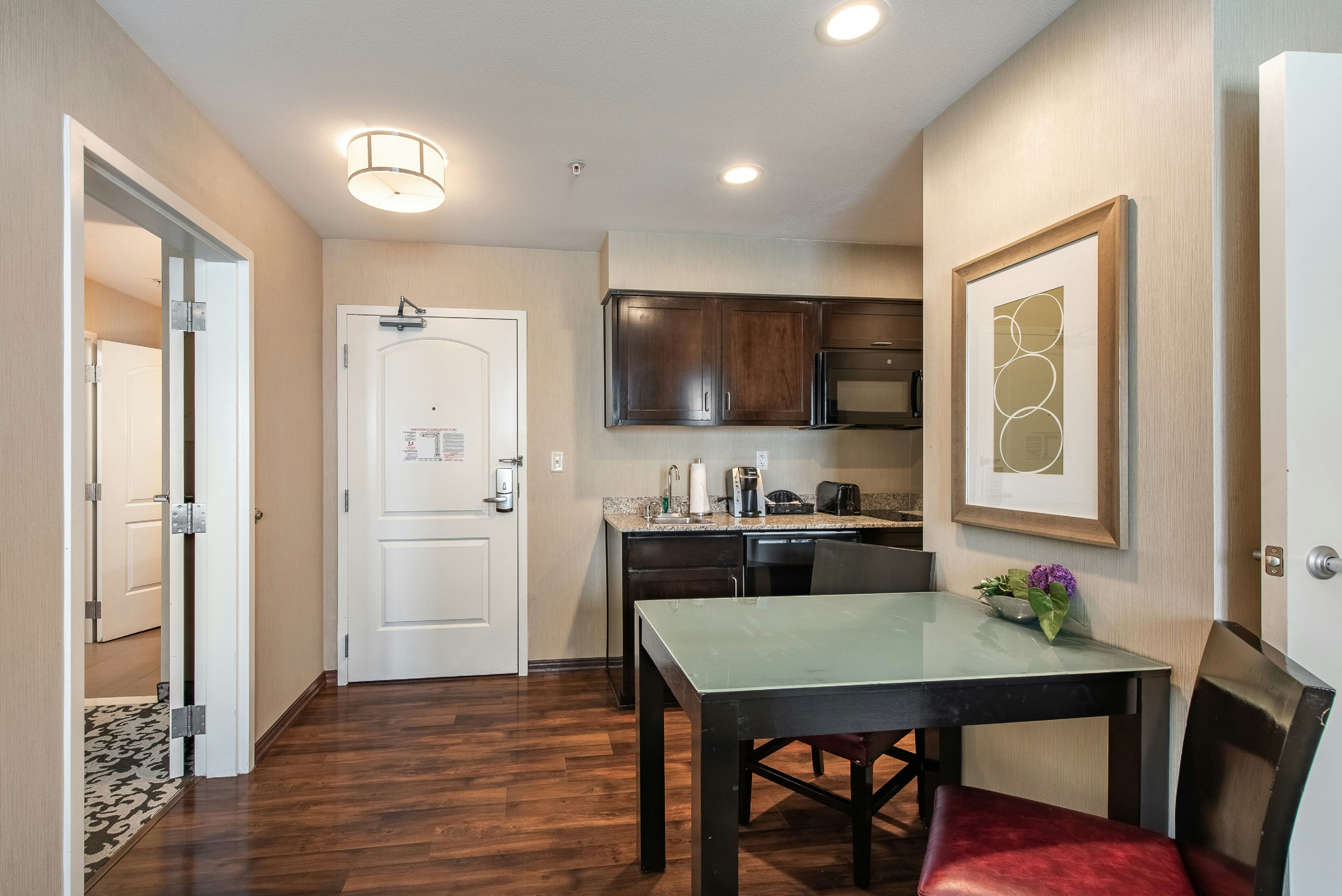 1KNG/2QNS 2BDRM STE NOSMOK