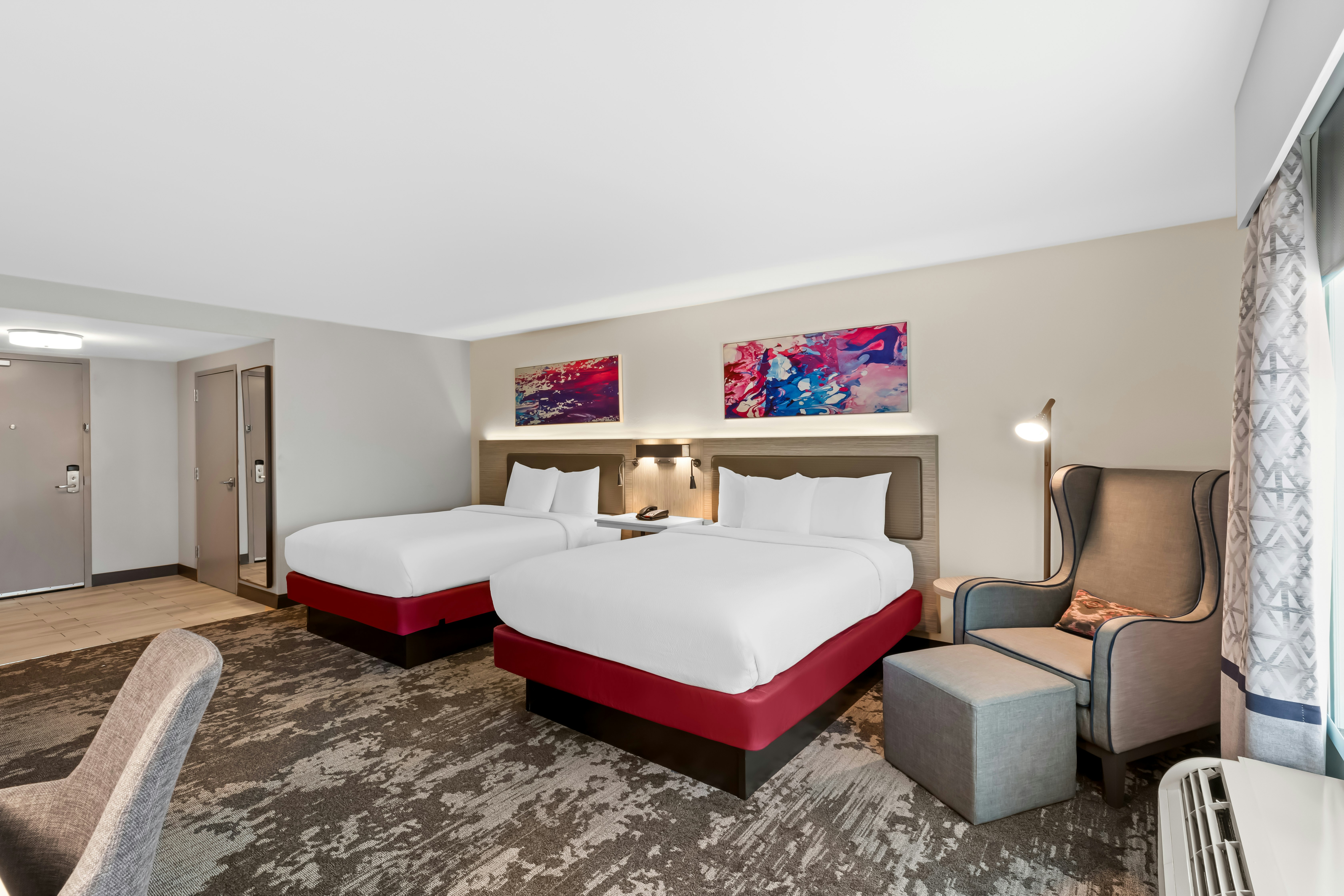 2 QUEEN BEDS