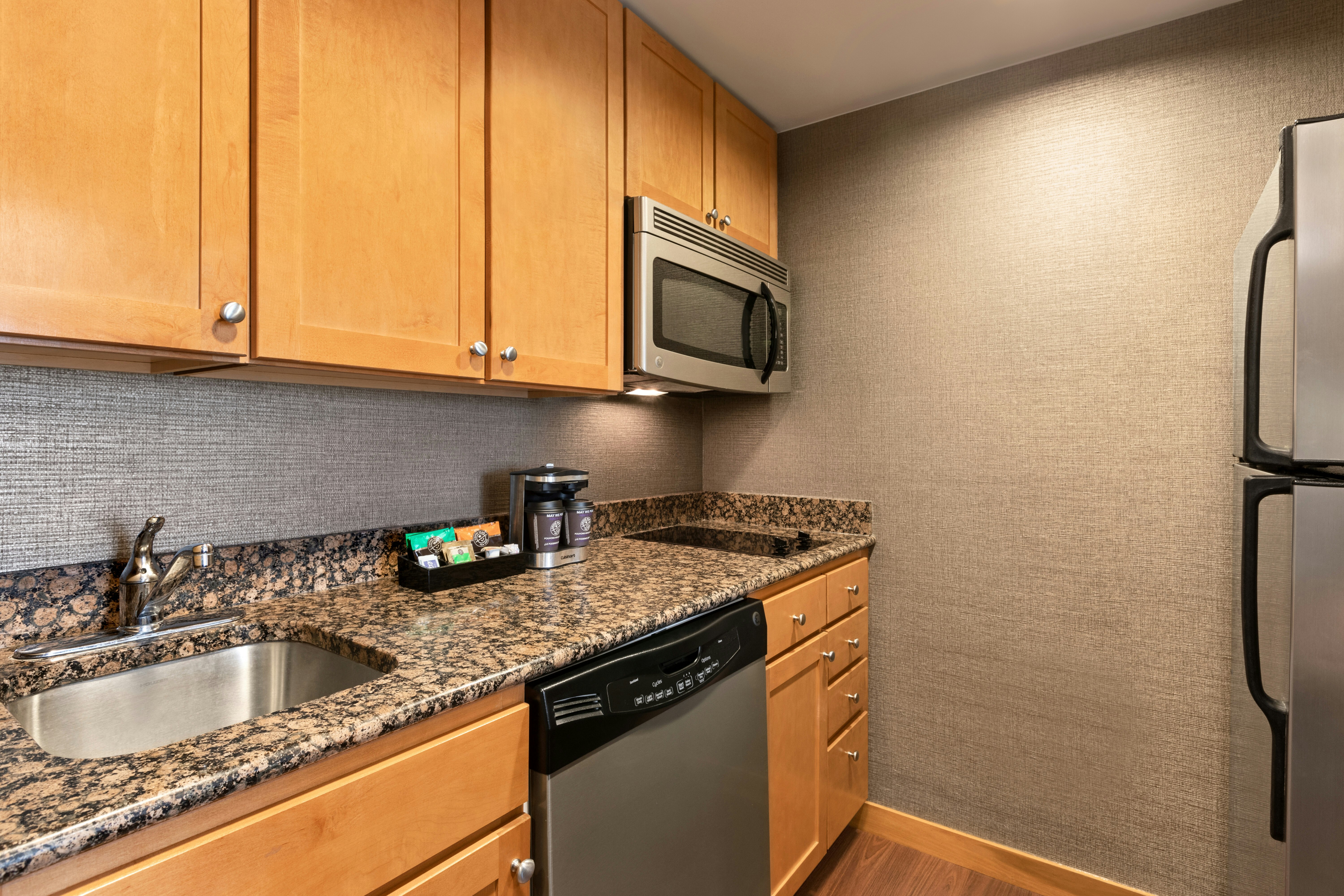 1KNG 2QNS 2 BEDROOM SUITE