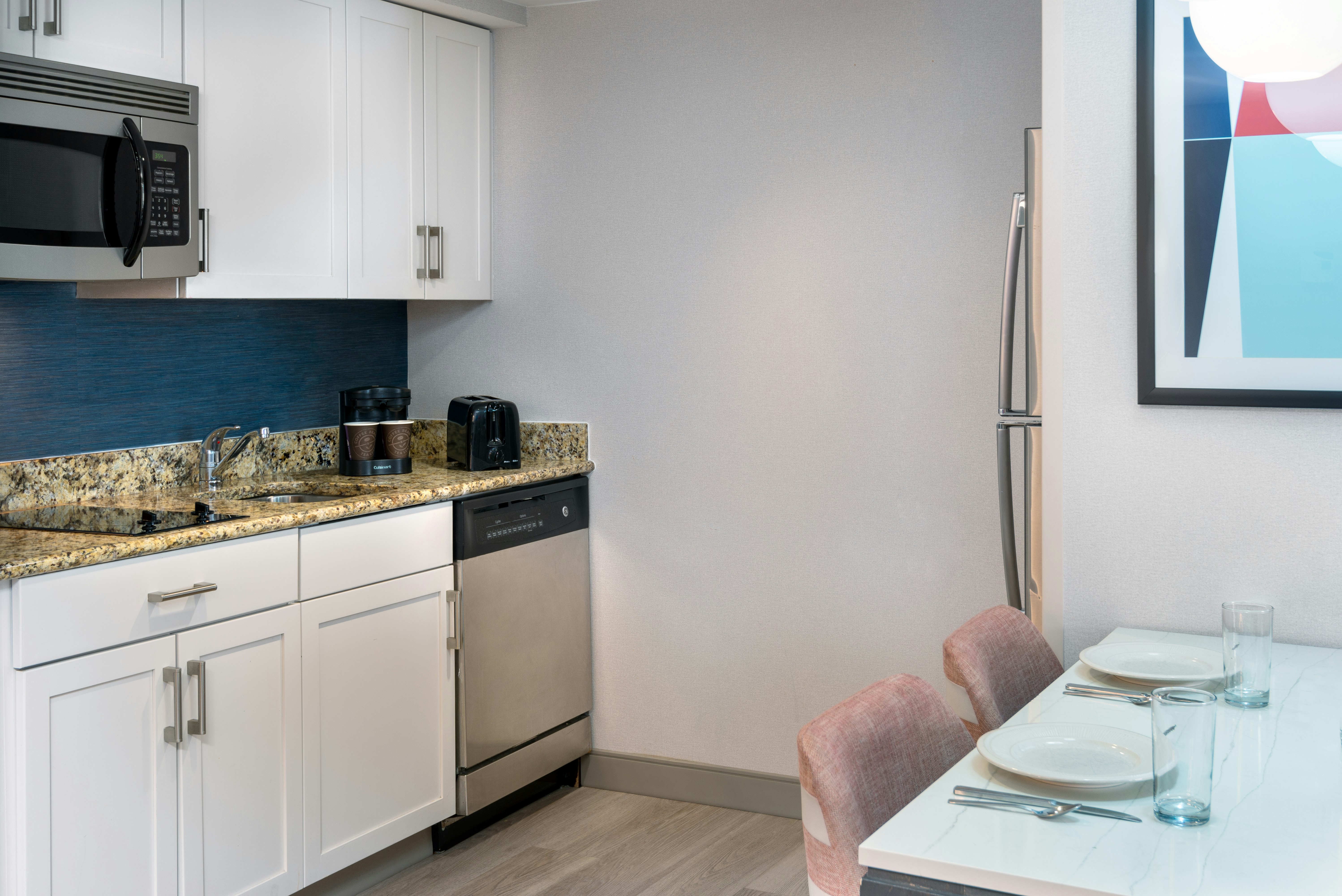 1KNG/2QNS 2BDRM STE NOSMK