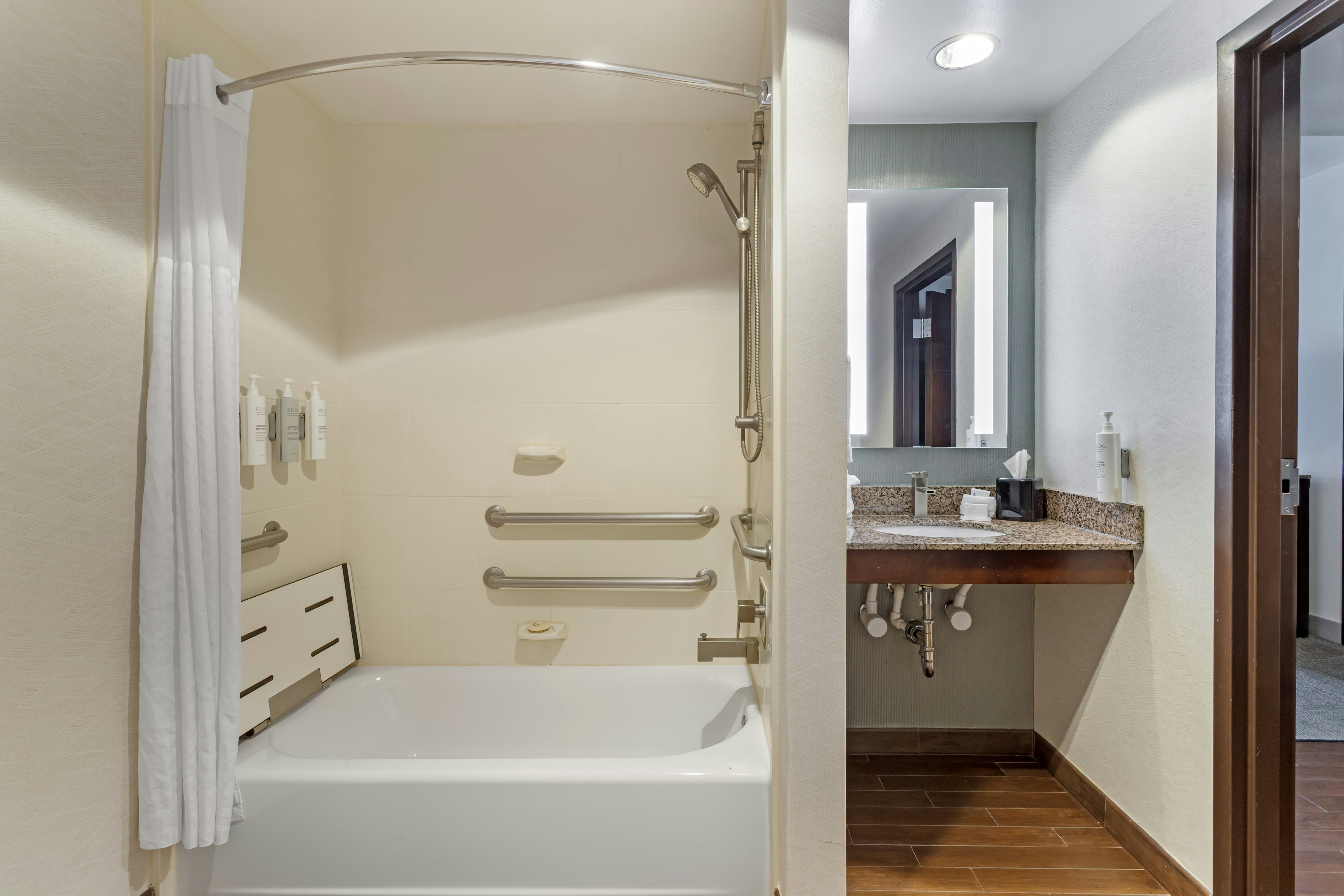 1 KING ACC RM W/BATHTUB