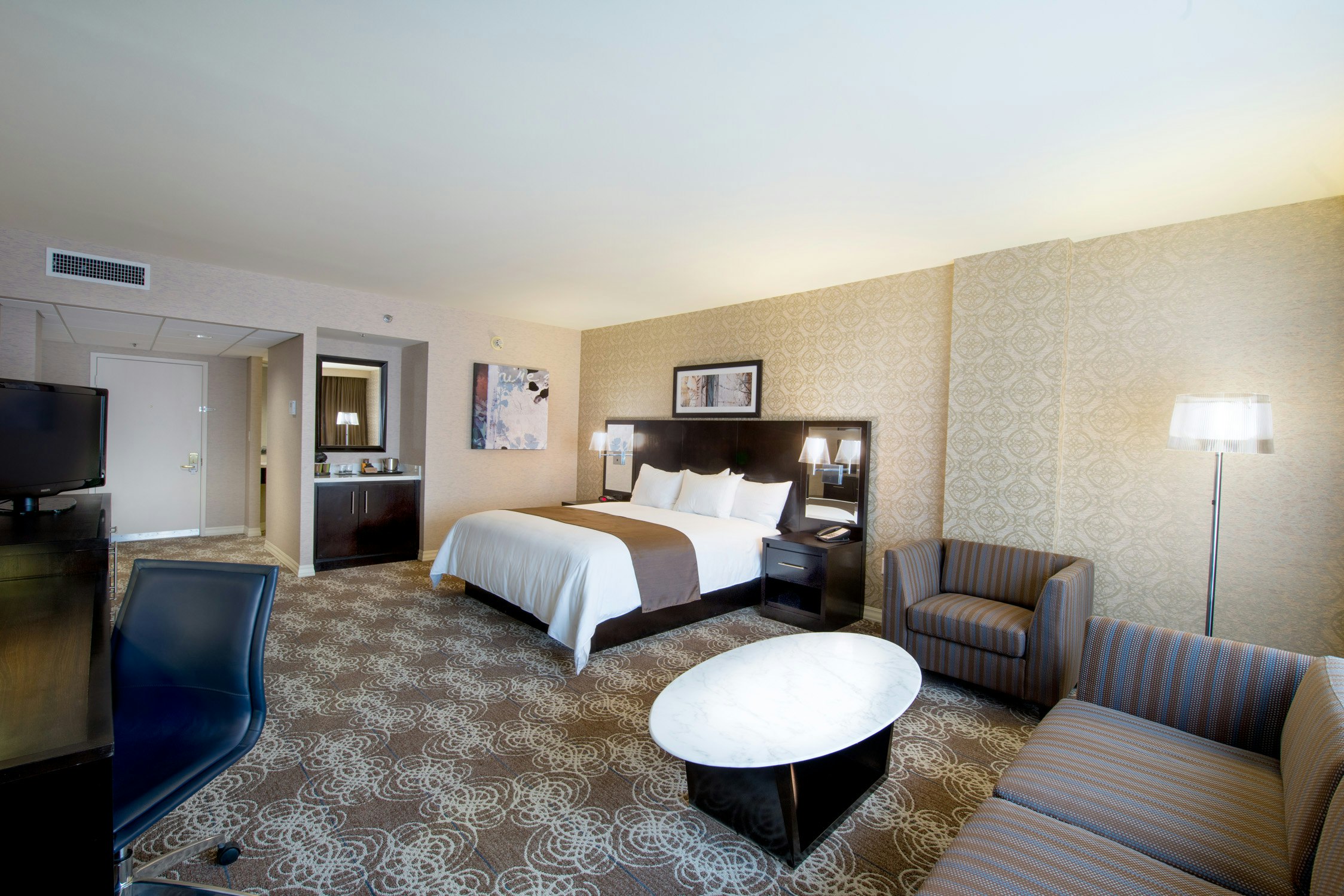 1 KING BED CORNER NONSMOKE