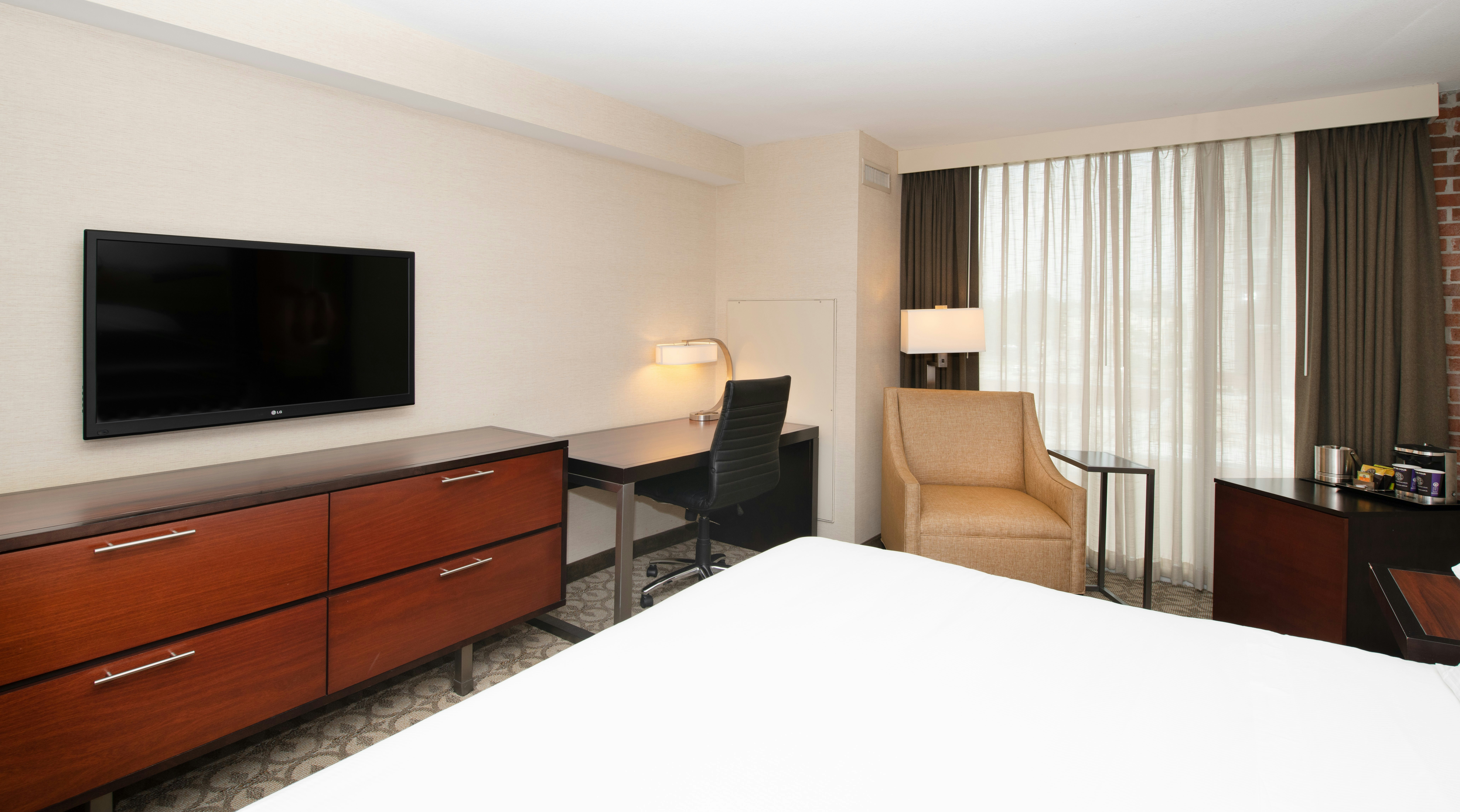 1 KING BED NONSMOKING