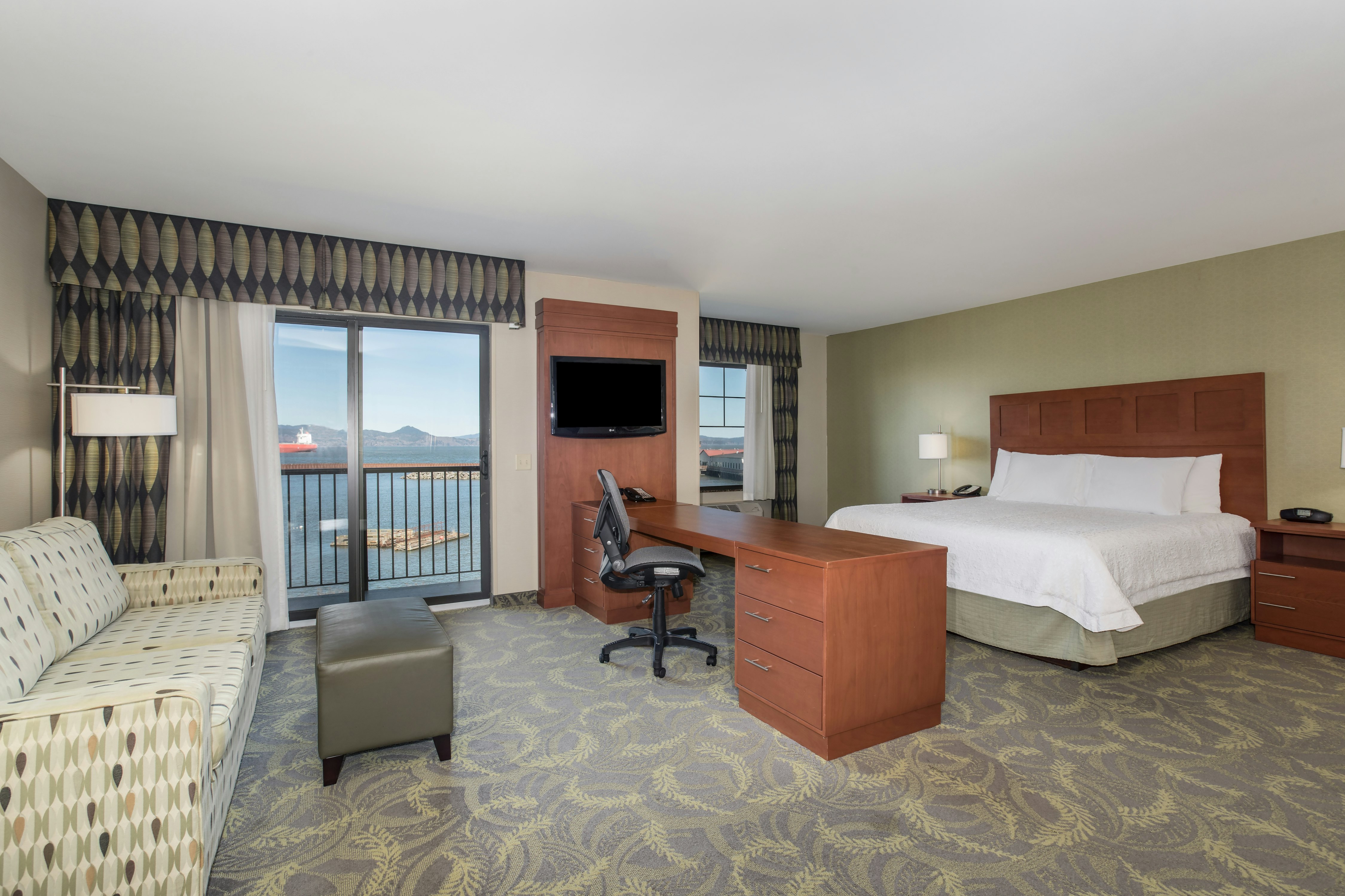 Hampton Inn & Suites Astoria