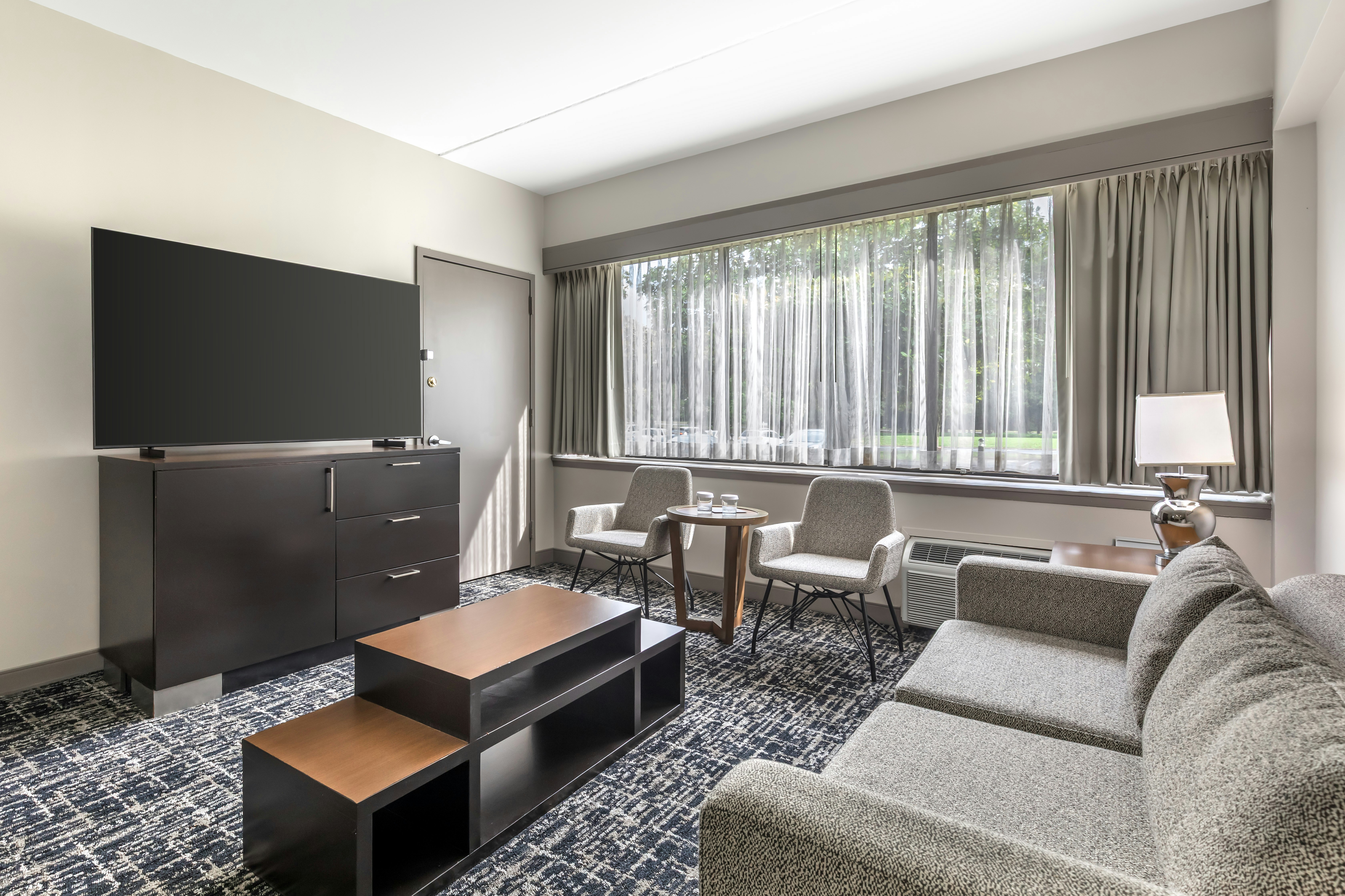 1KING 2 ROOM SUITE NONSMOK