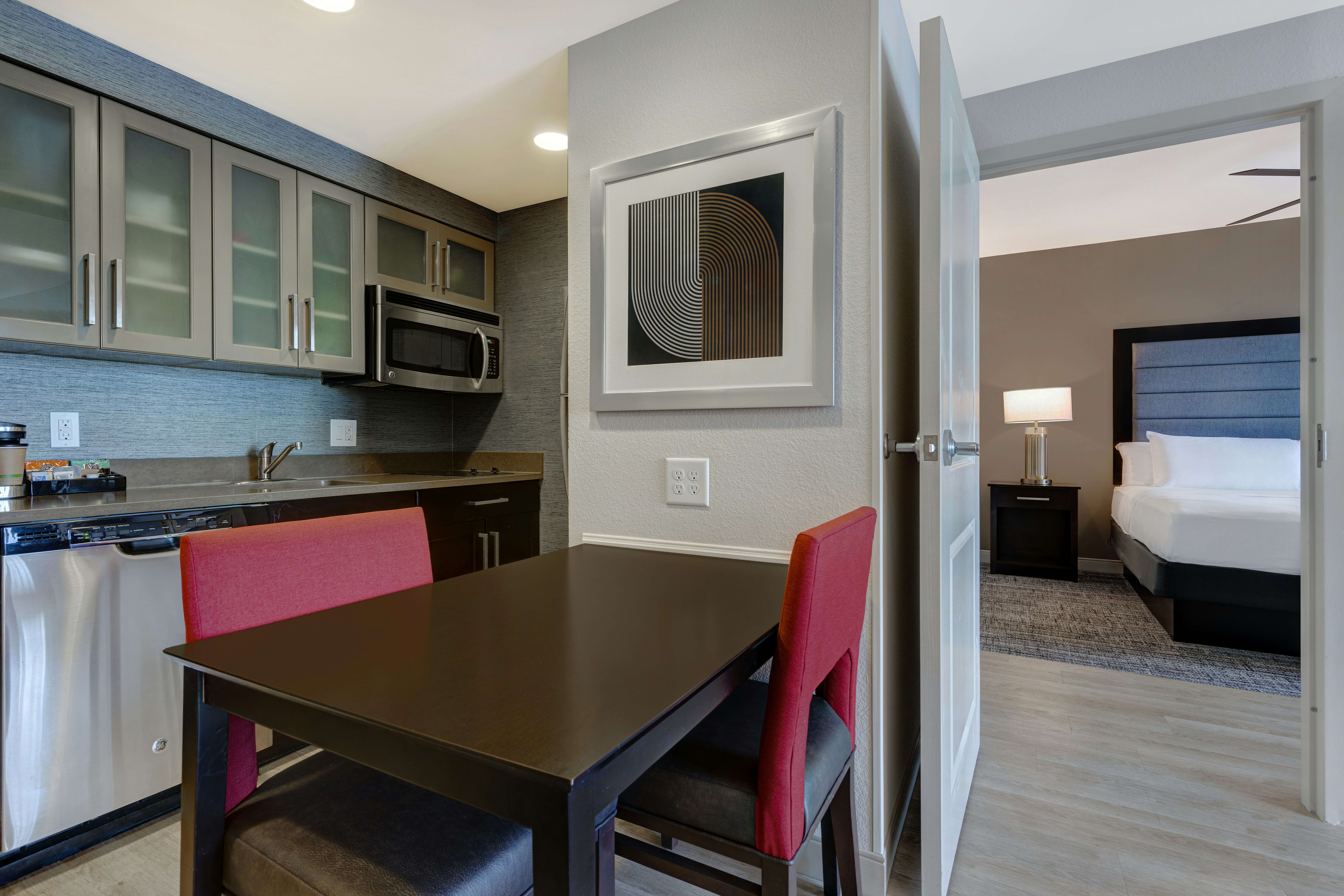 1 KING 1BDRM SUITE NONSMOK