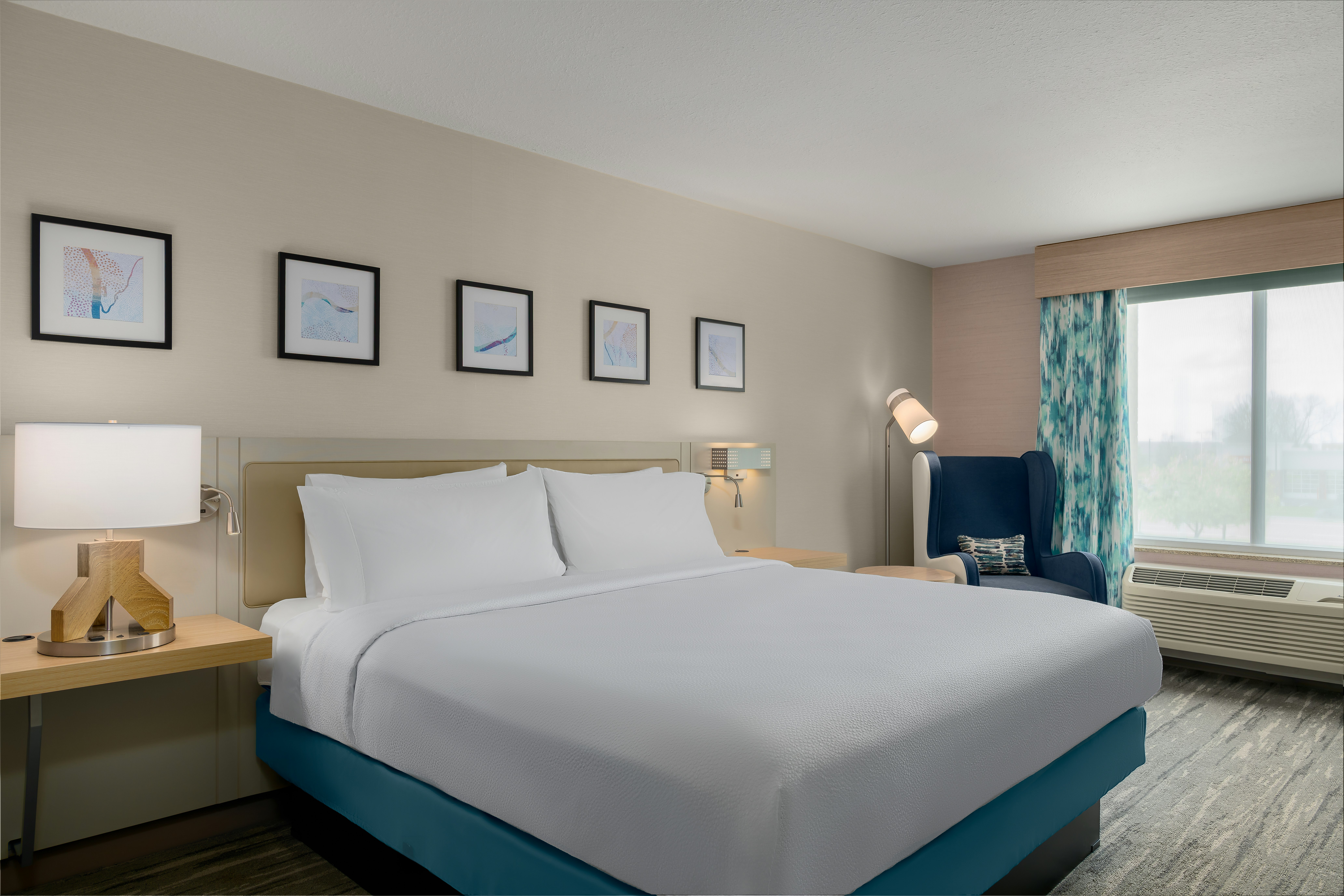 1 KNG ACC 1 BED STE W/TUB