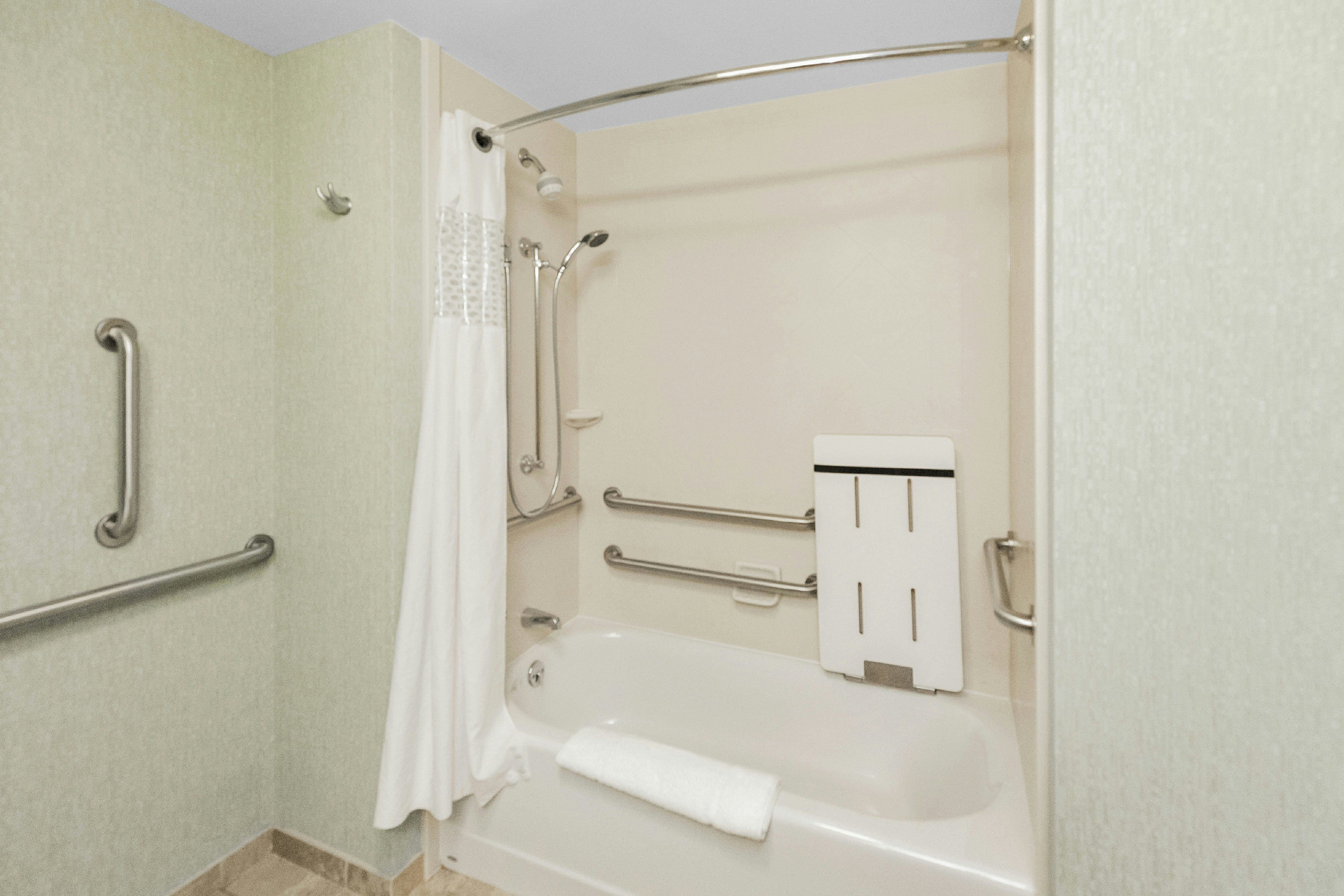 1 KNG ACCESSIBLE TUB NS
