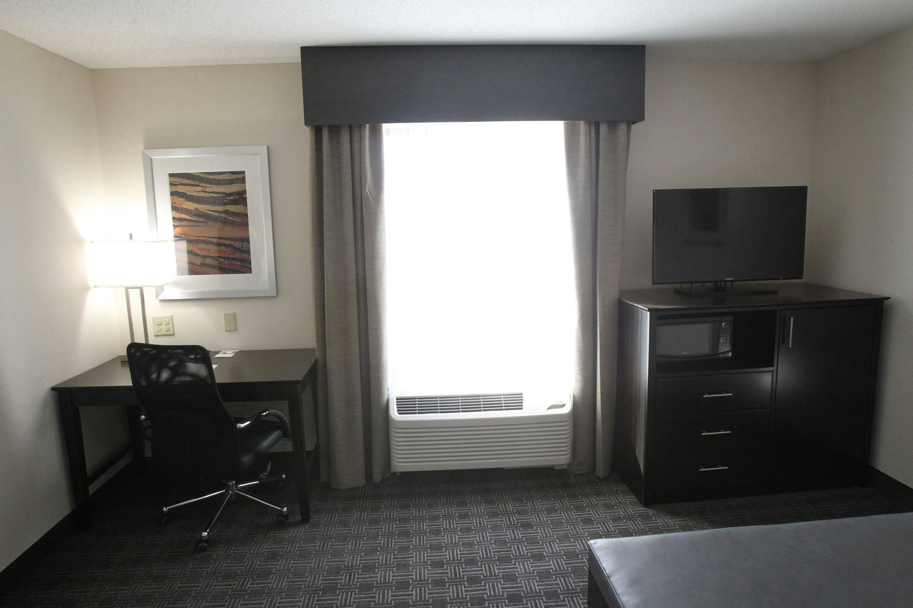 1 KING MICROWV/FRIDGE NS
