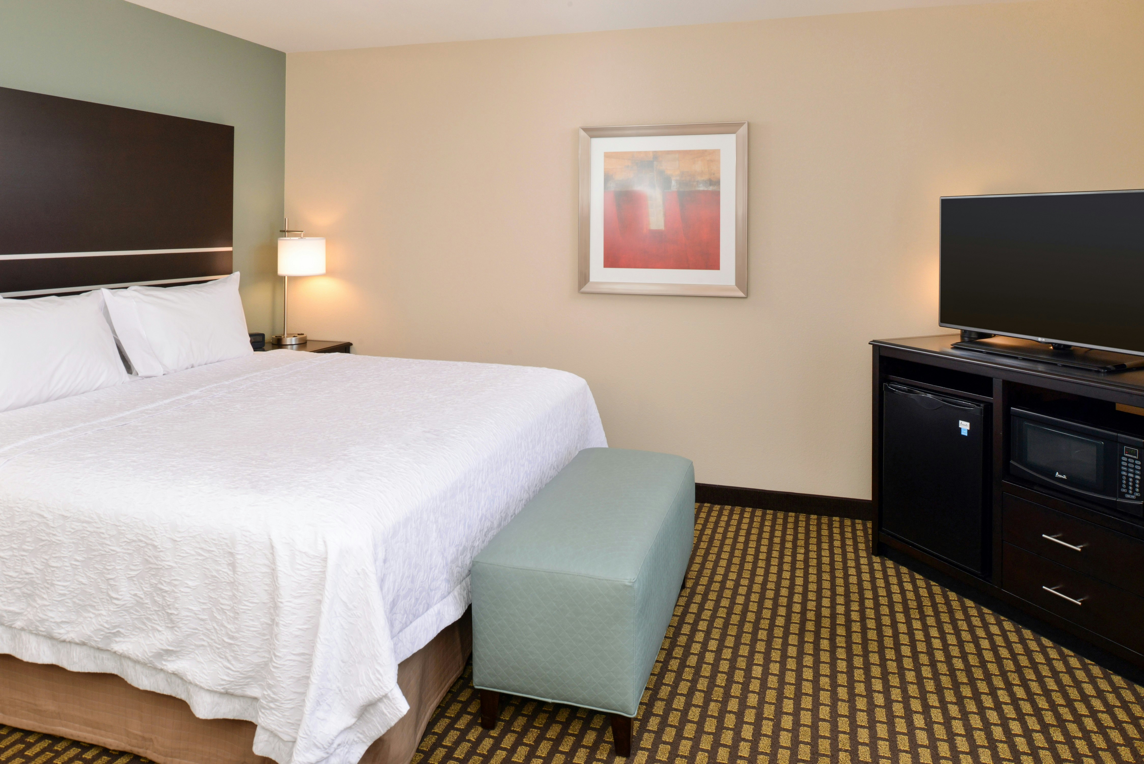 1 KING MICROWV/FRIDGE NS