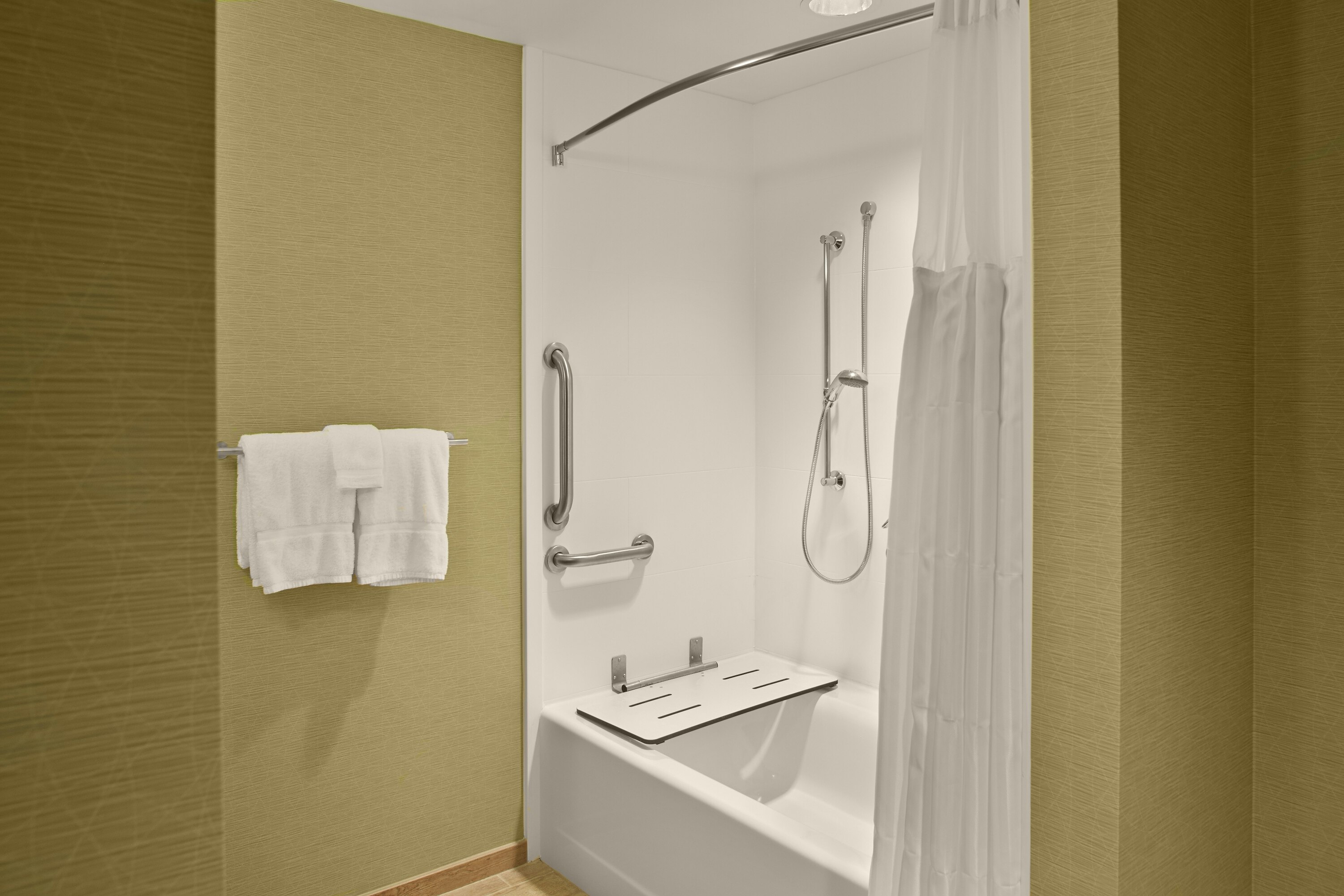 1 KING ACC RM W/BATHTUB