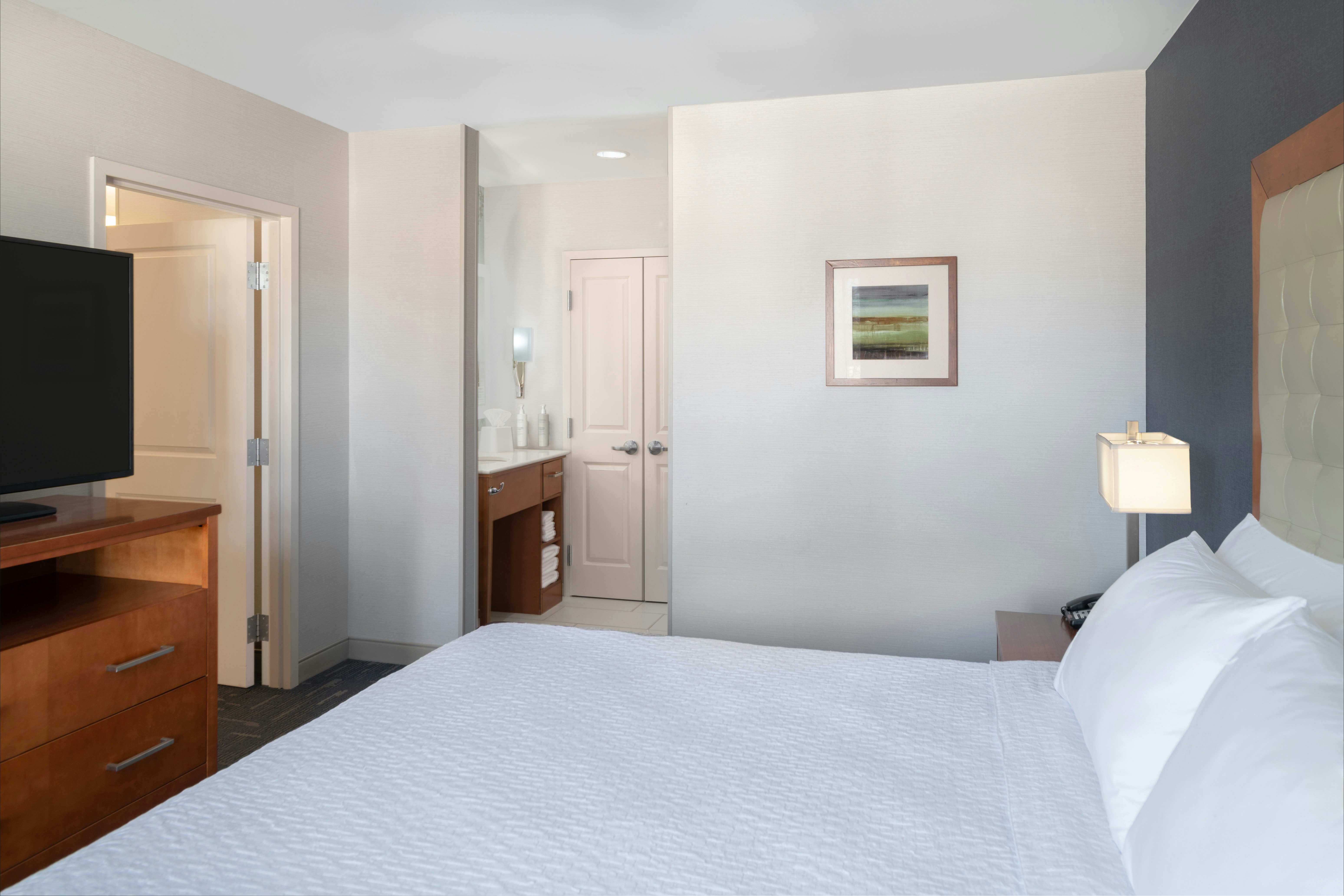 1 KING 1BDRM SUITE NONSMOK