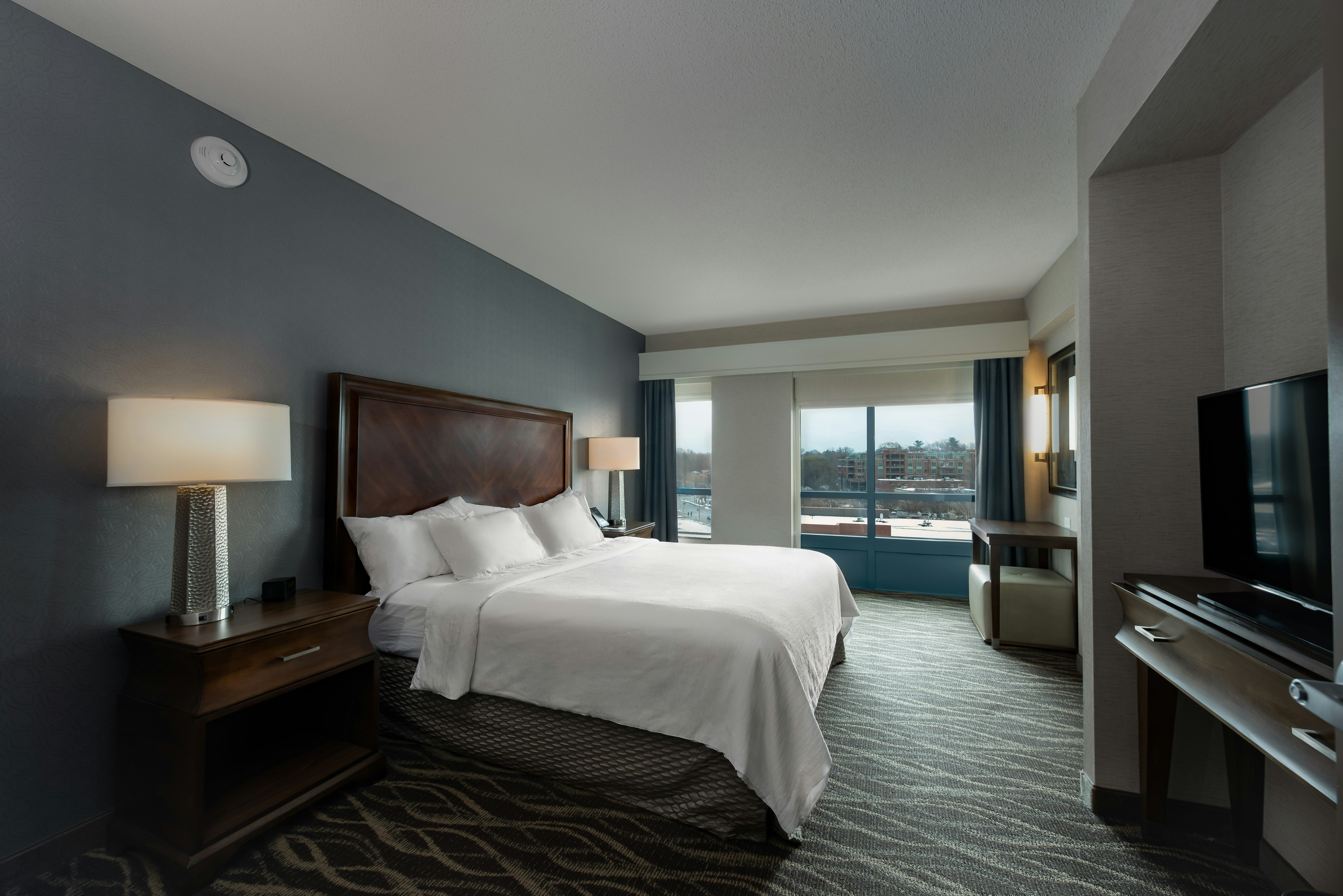 1KING 2RM CORNER SUITE