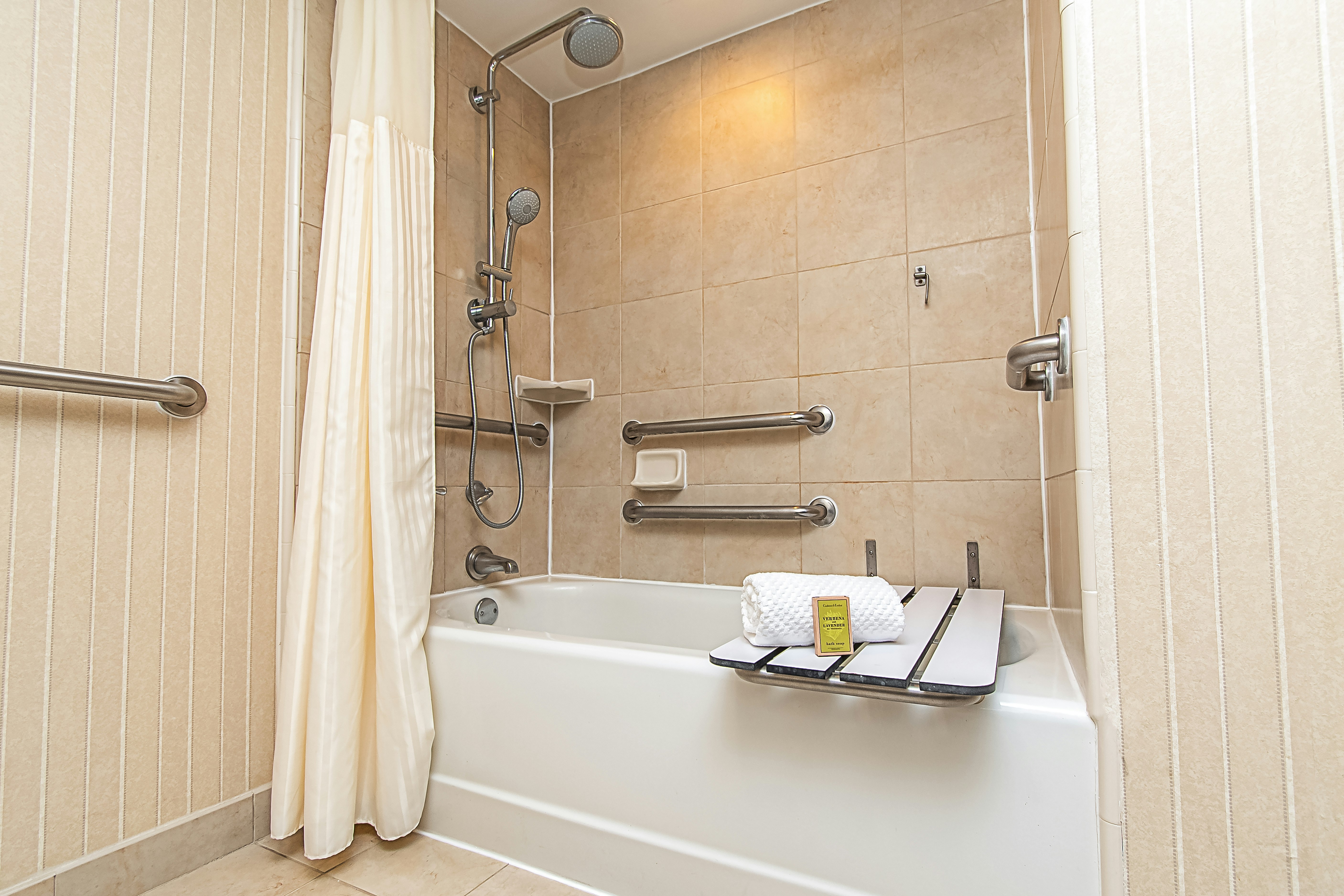 2 DBL ACC BATHTUB NO SMOK