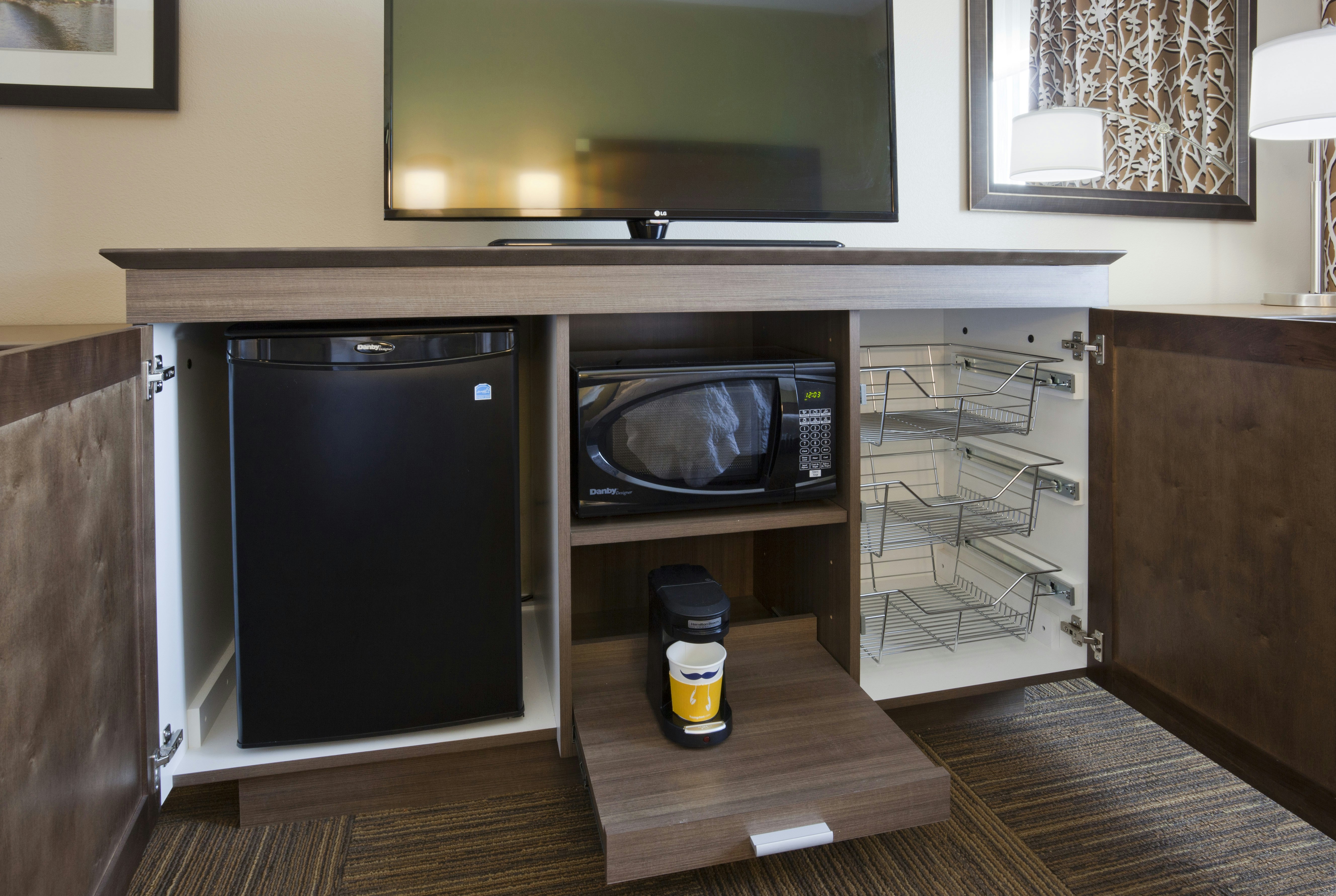 1 KING MICROWV/FRIDGE NS