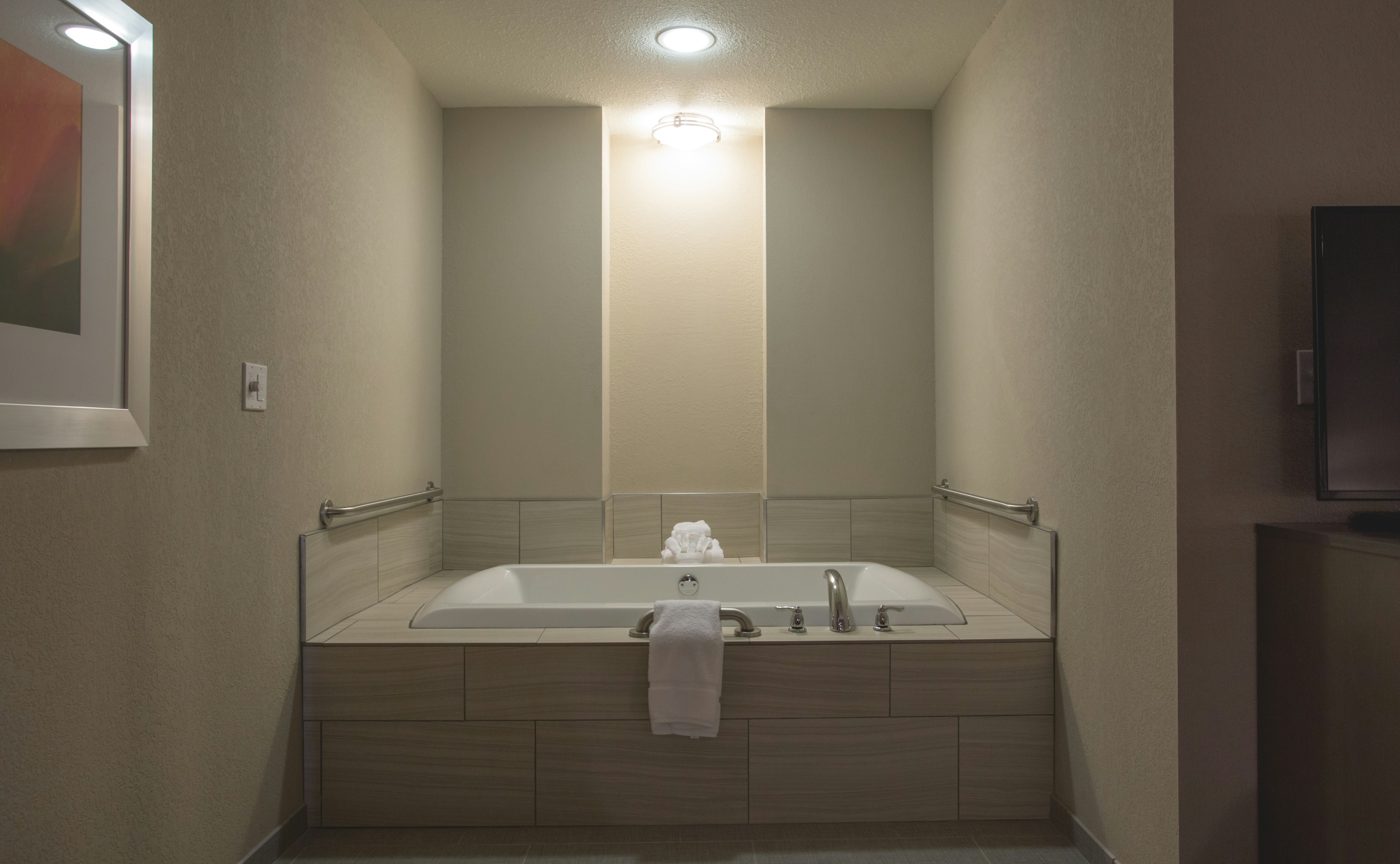 1 KING BED WITH WHIRLPOOL