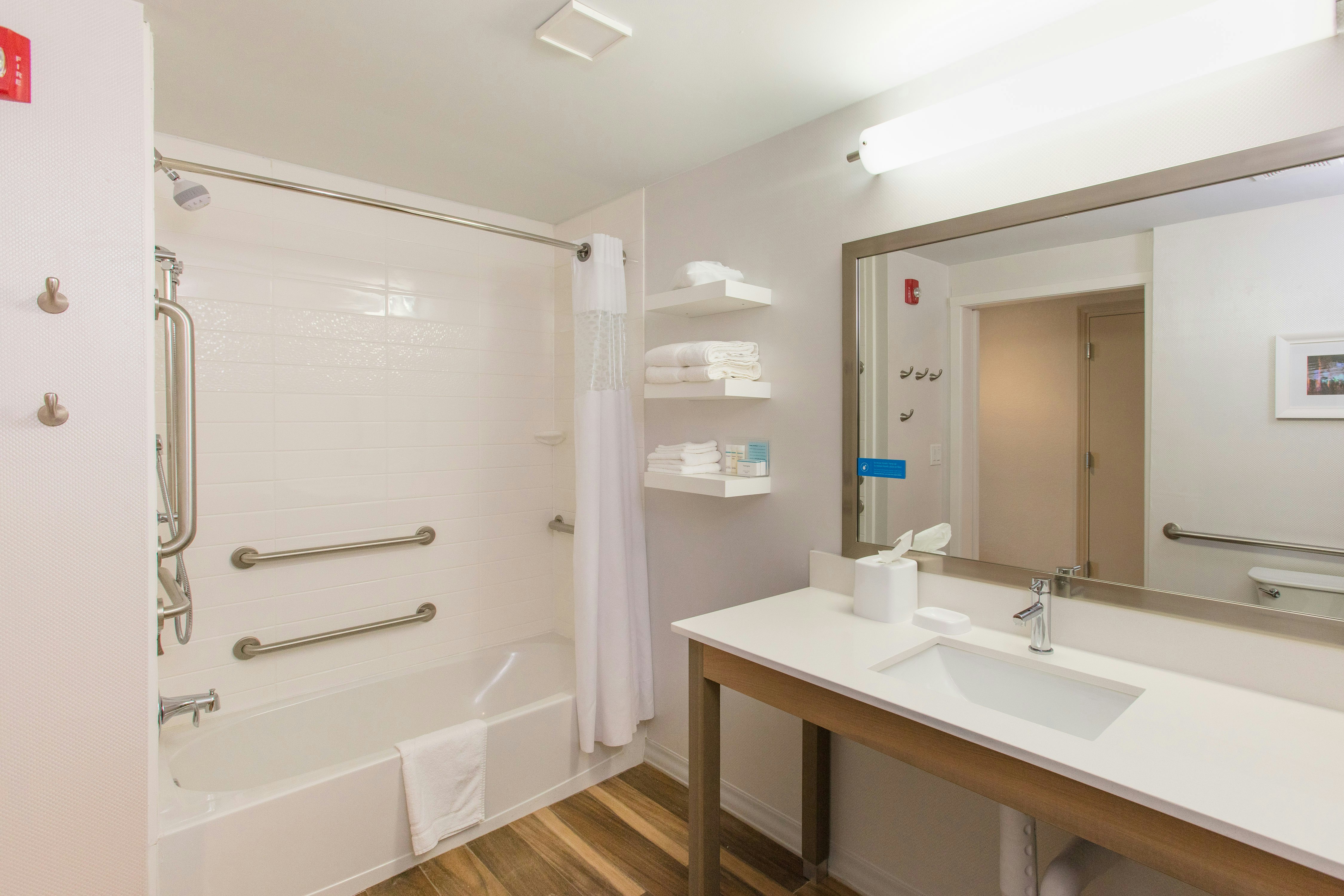 1 KNG ACCESSIBLE TUB NS