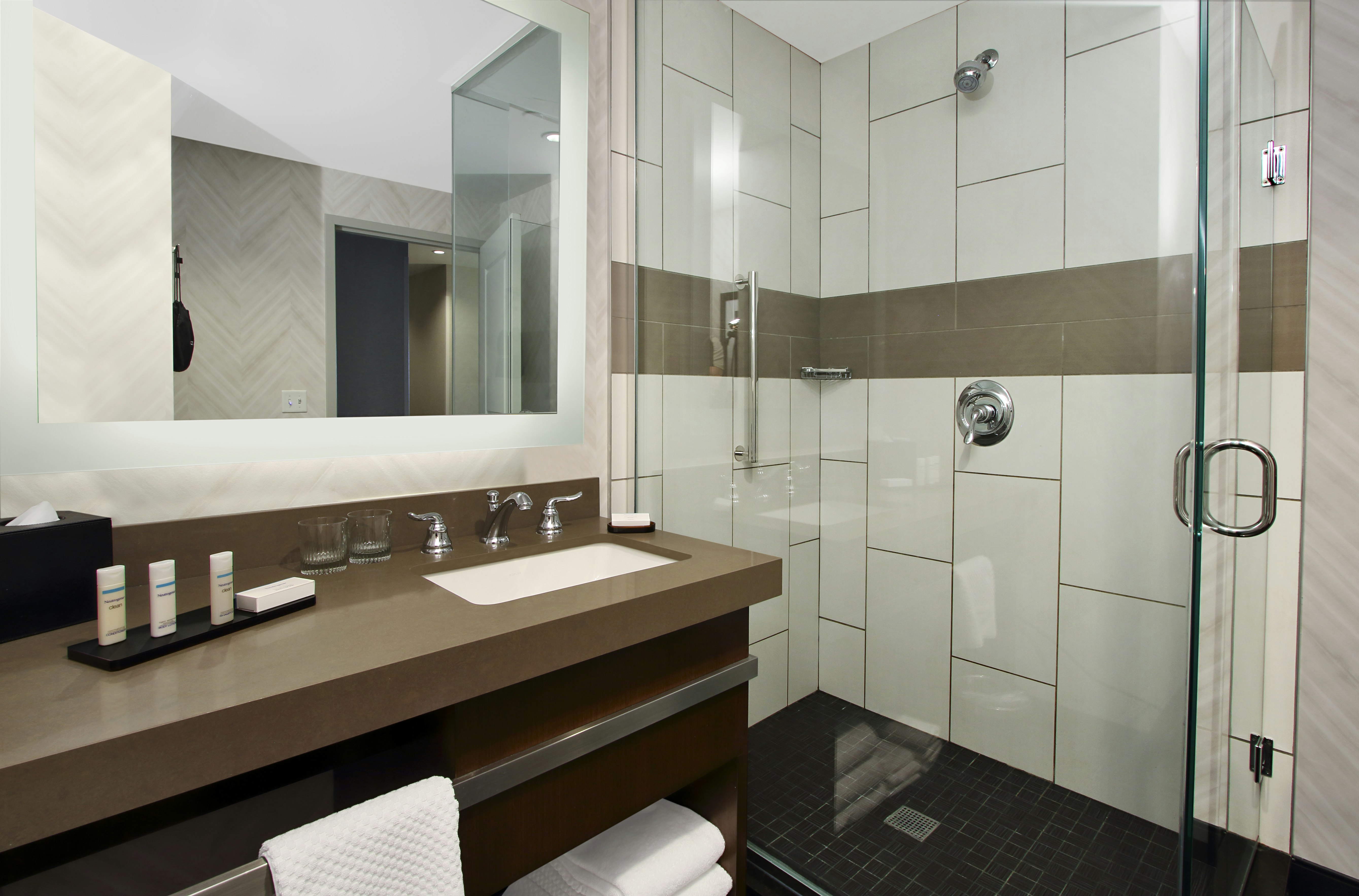 1 KING 2 RM LARGER SUITE