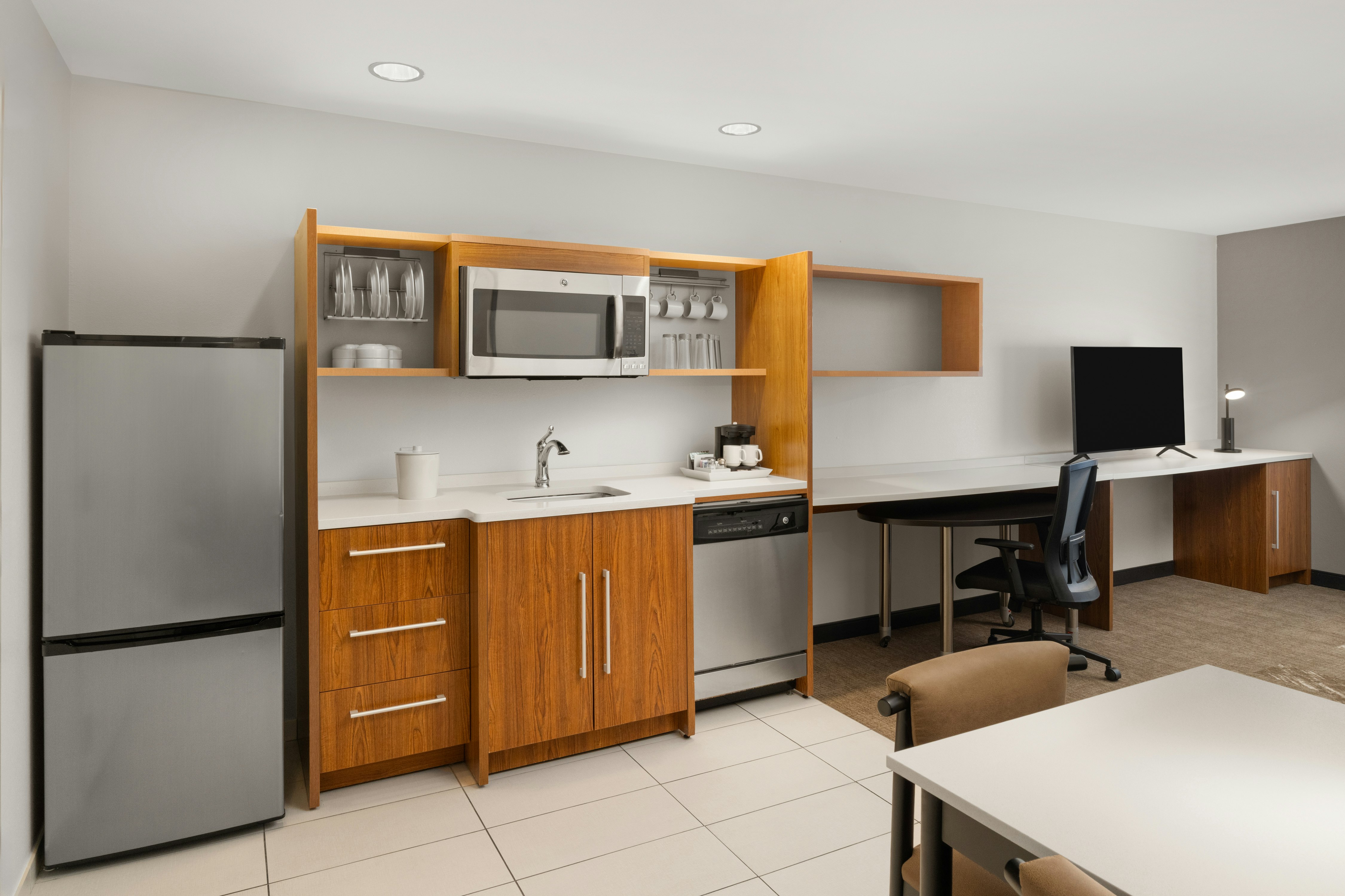 1 KING 1BDRM SUITE NONSMOK