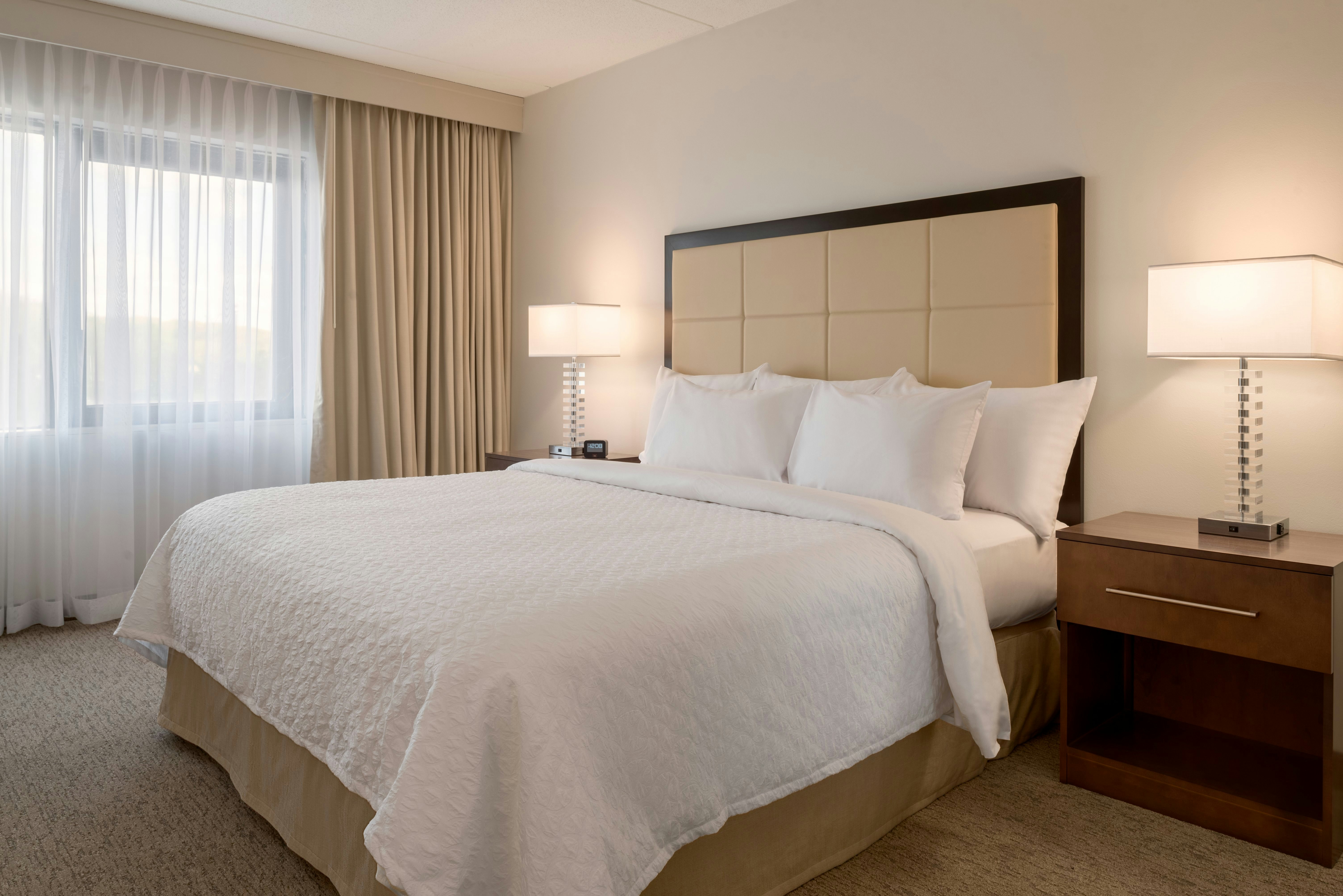1KING CONFERENCE SUITE NS