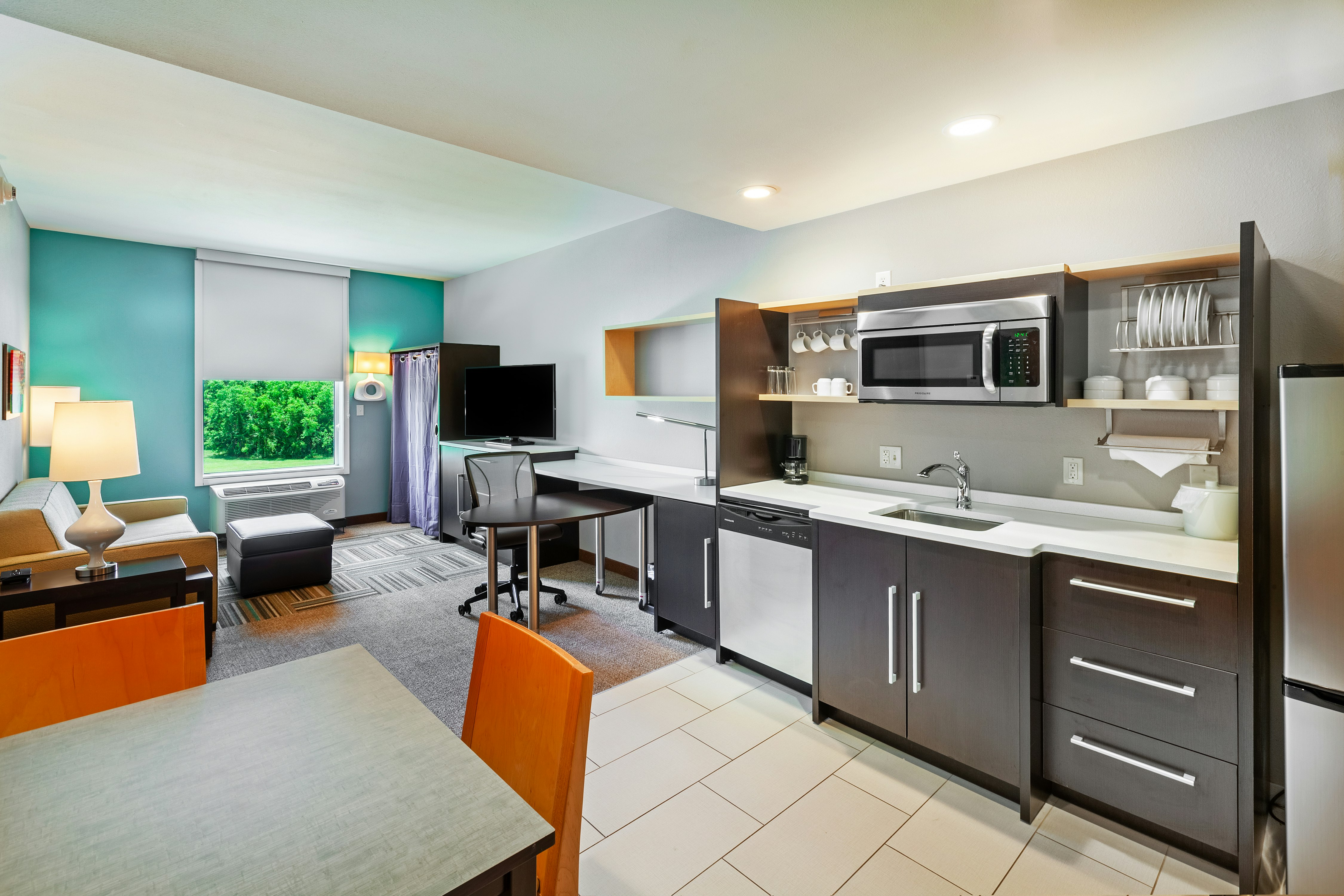 1 KING 1BDRM SUITE NONSMOK