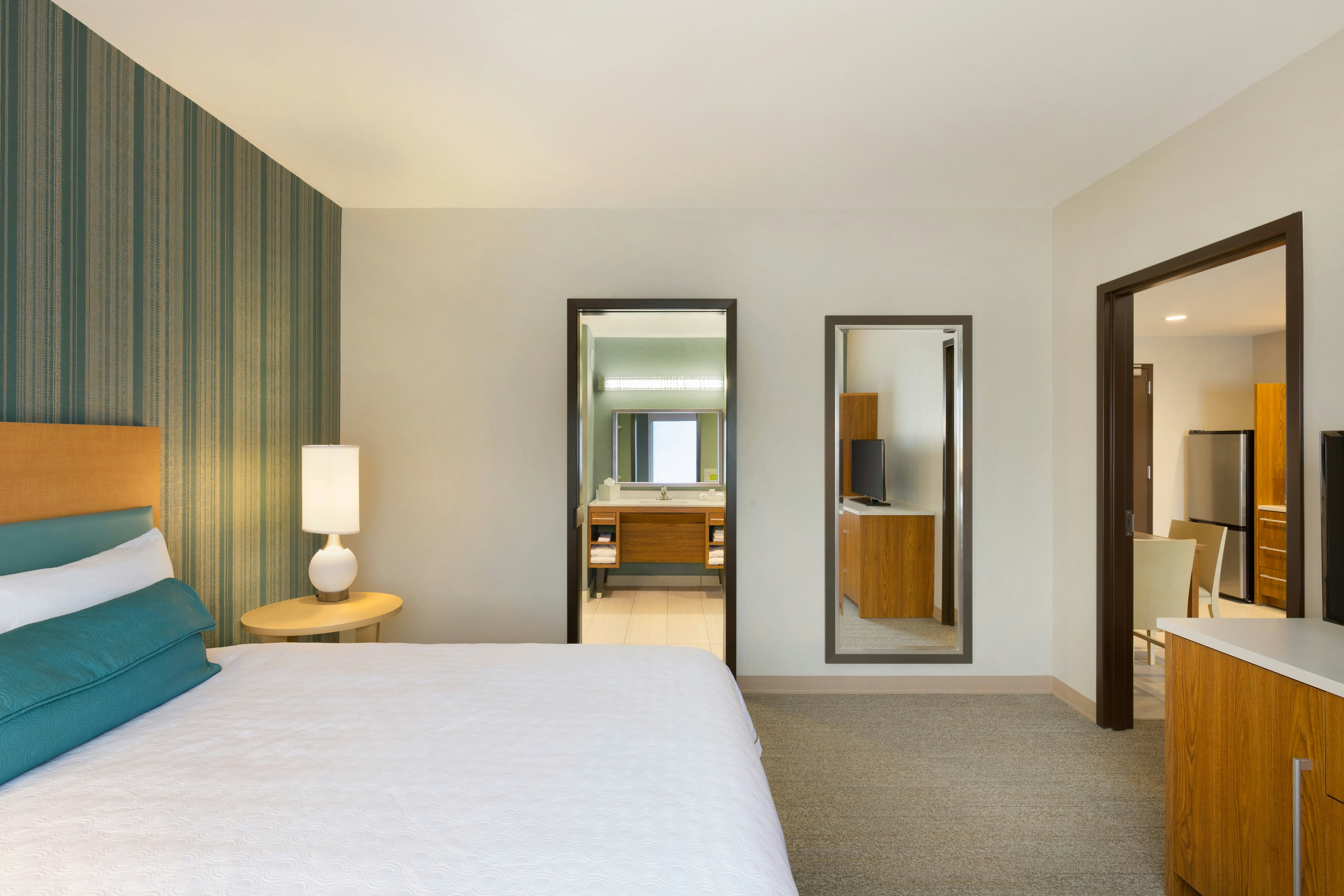 1 KING 1BDRM SUITE NONSMOK