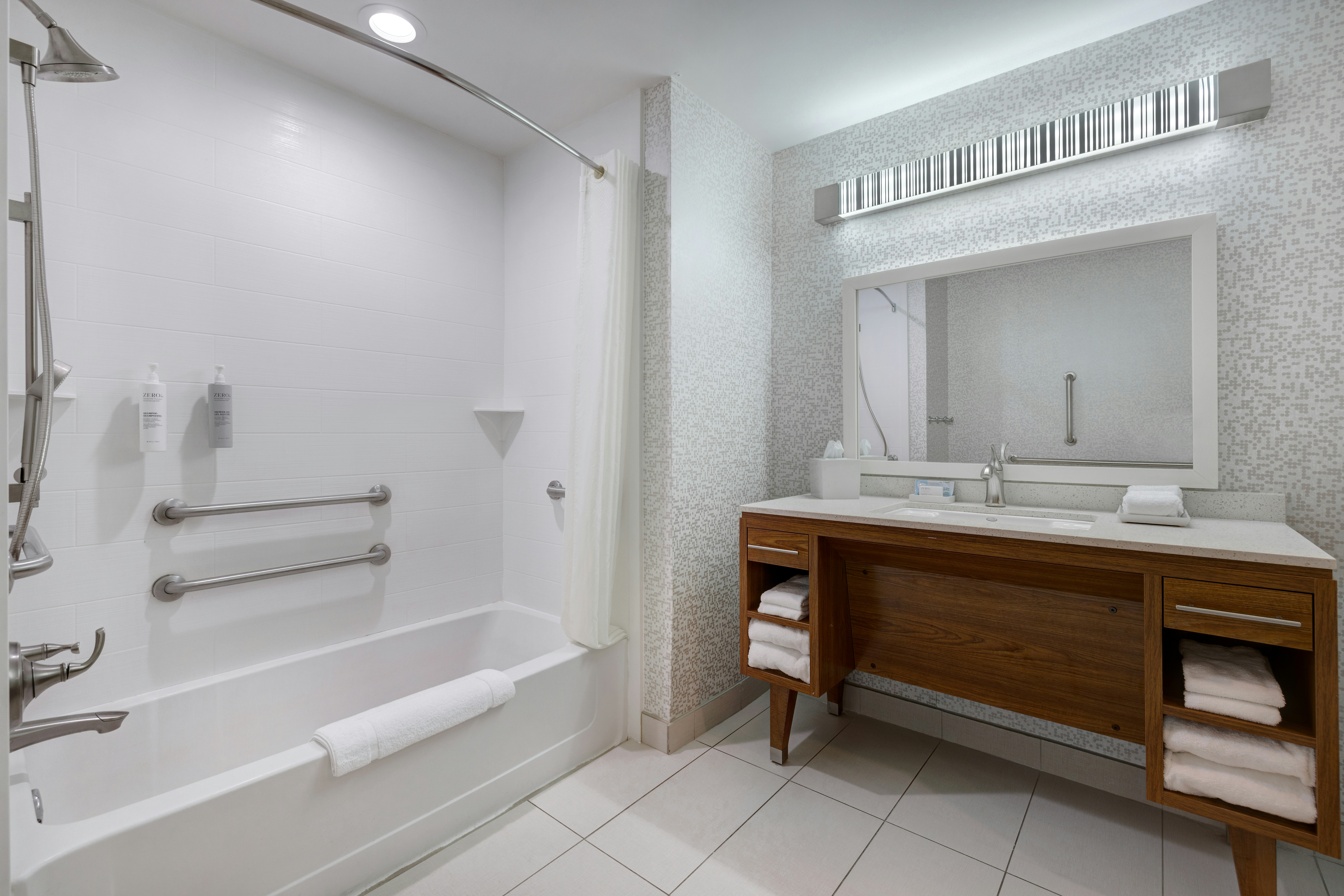 1KNG ACC TUB SUITE NONSMOK