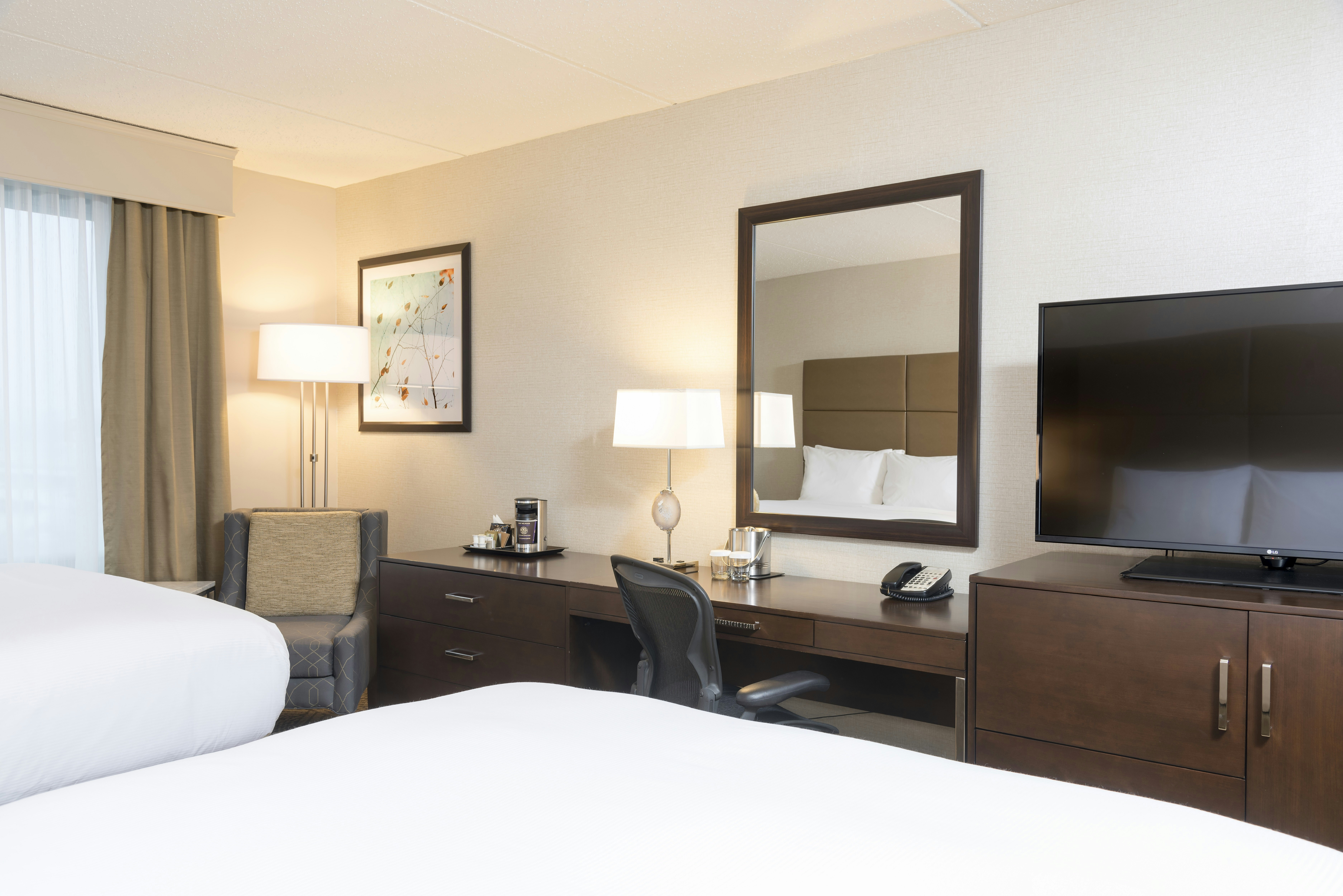 2 QUEEN BEDS