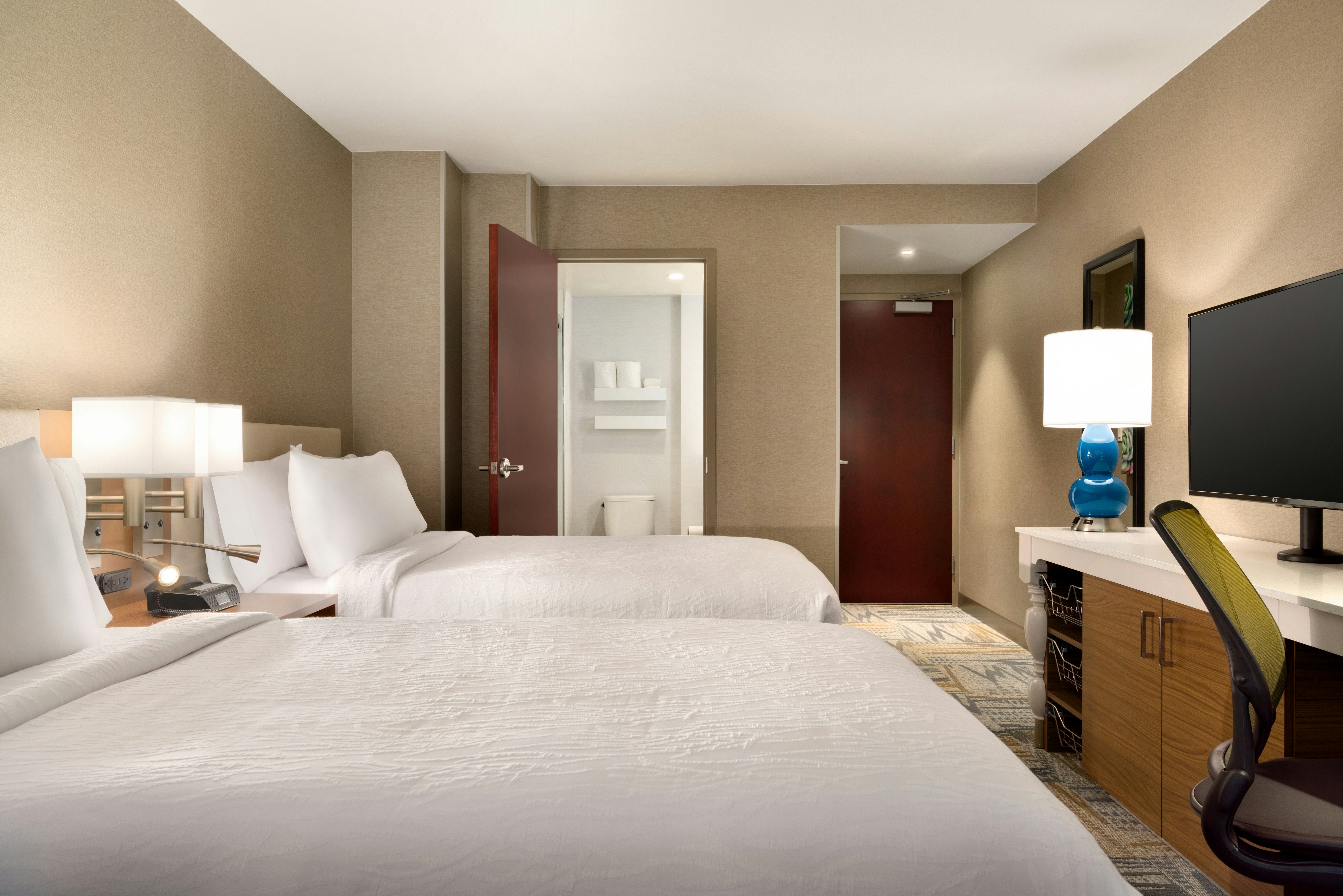 2 DOUBLEBED W/CITY VIEW