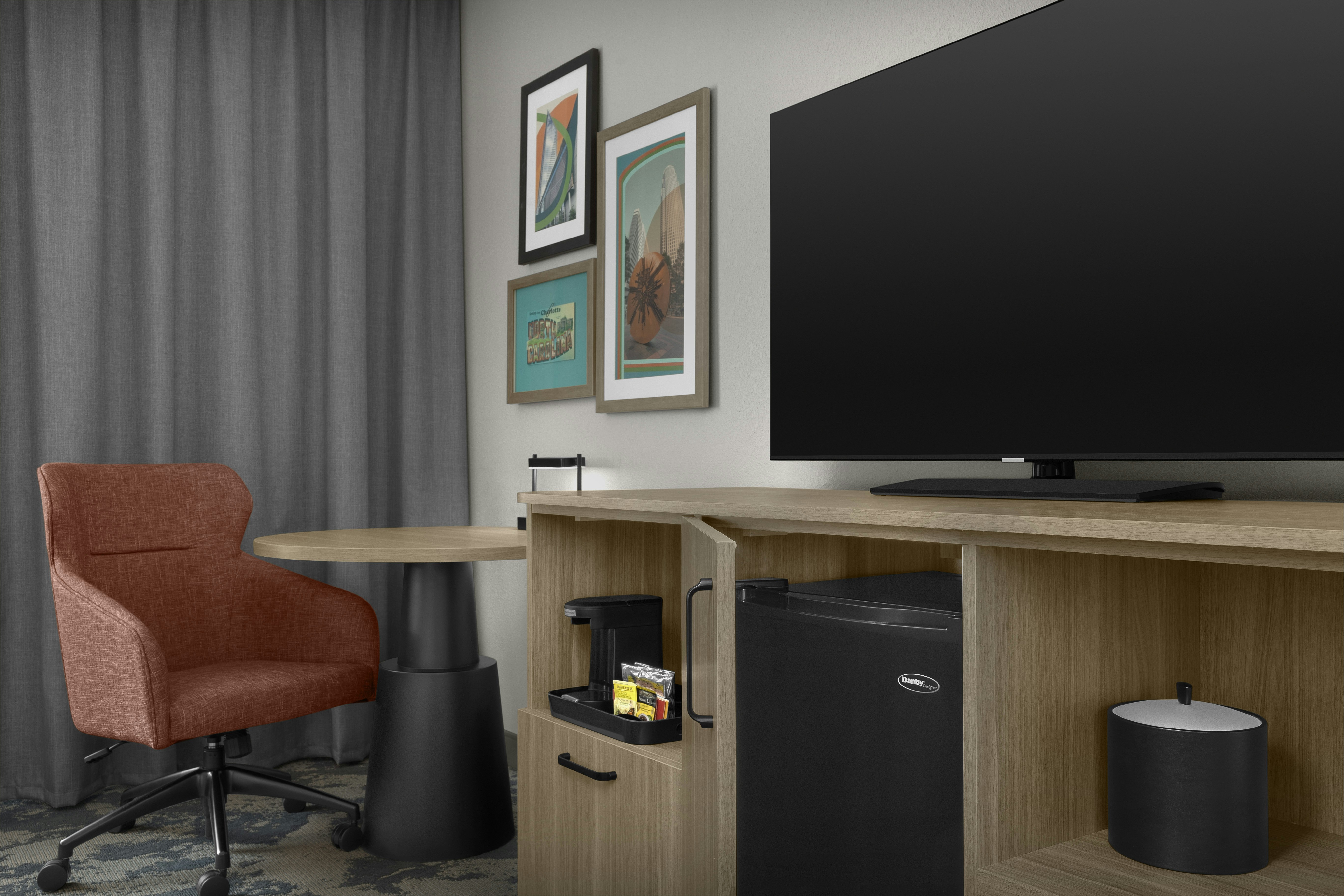 KING ROOM W/FRIDGE NS