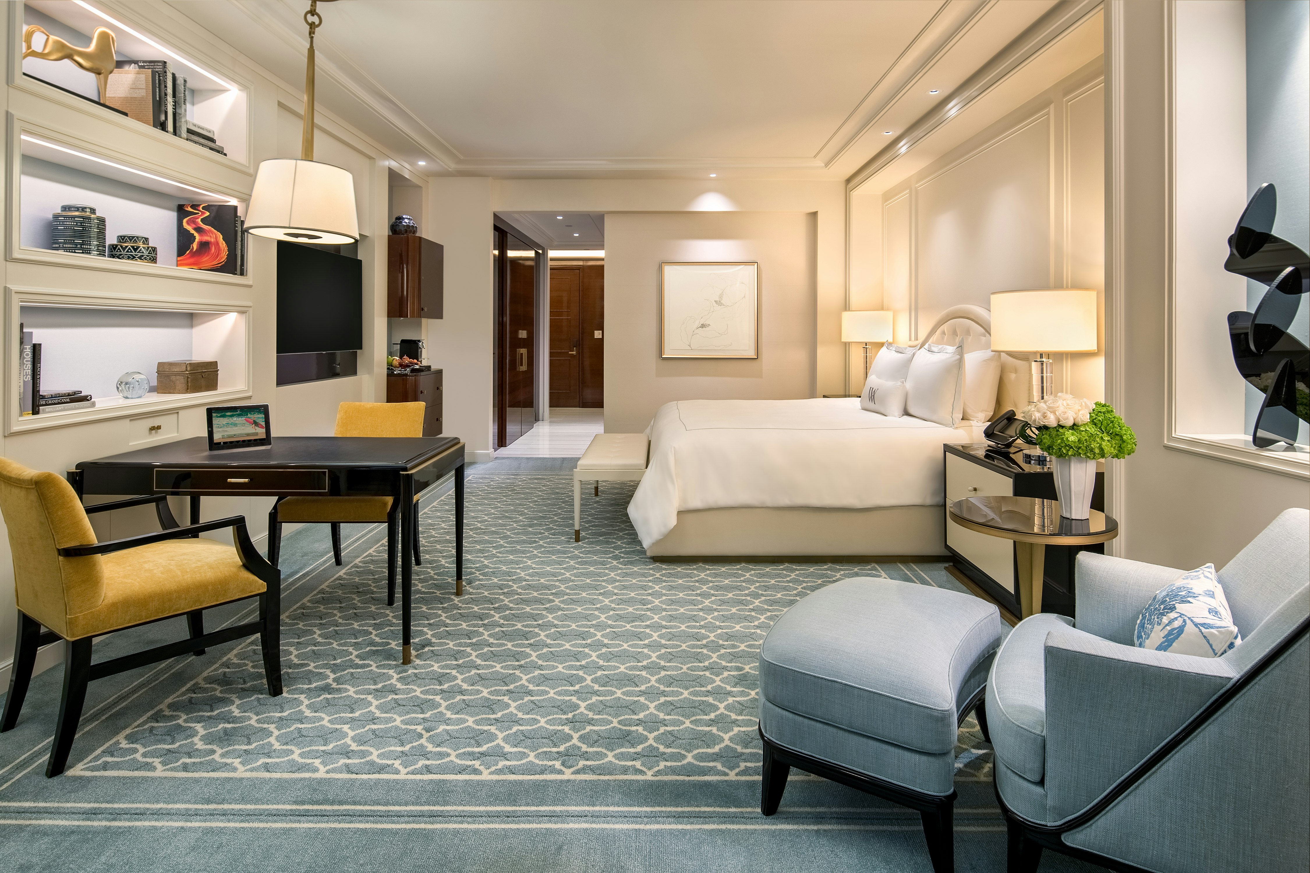 DELUXE KING ROOM