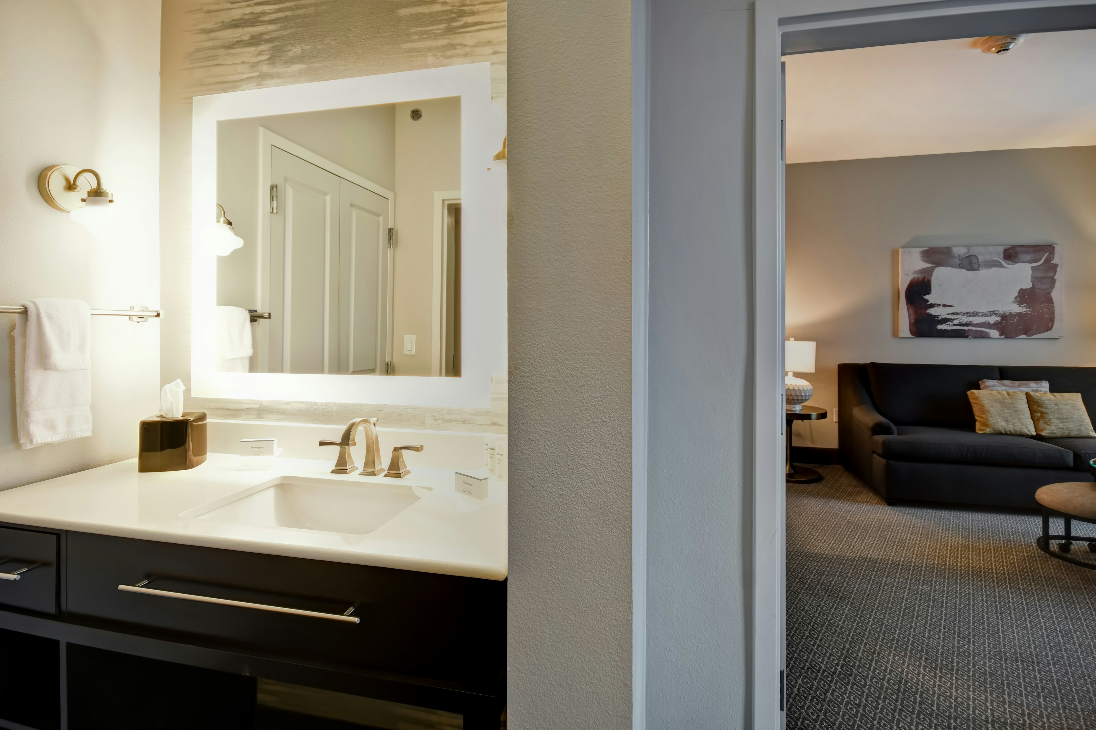 1 KING 1BDRM SUITE NONSMOK
