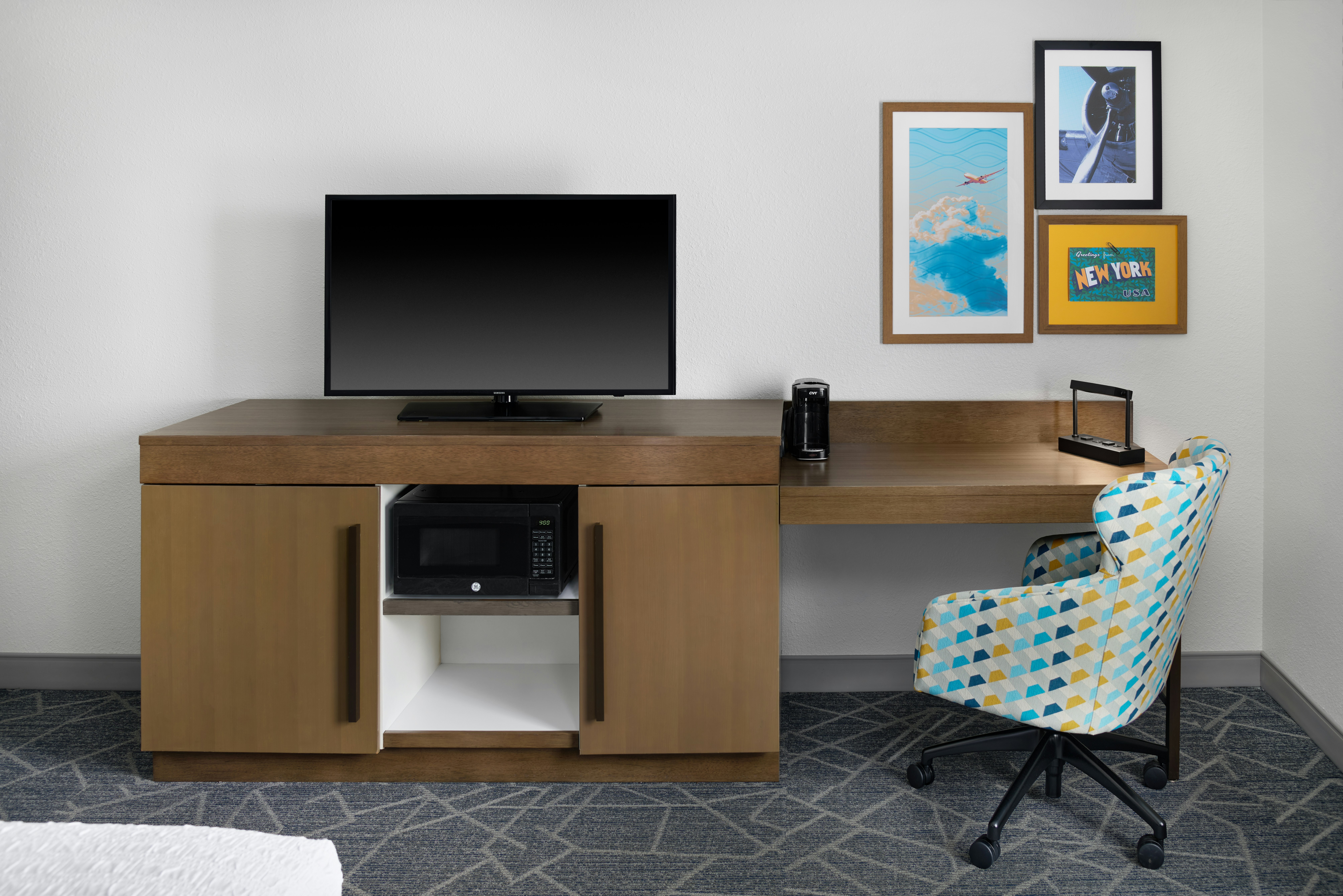 KING ROOM W/FRIDGE NS