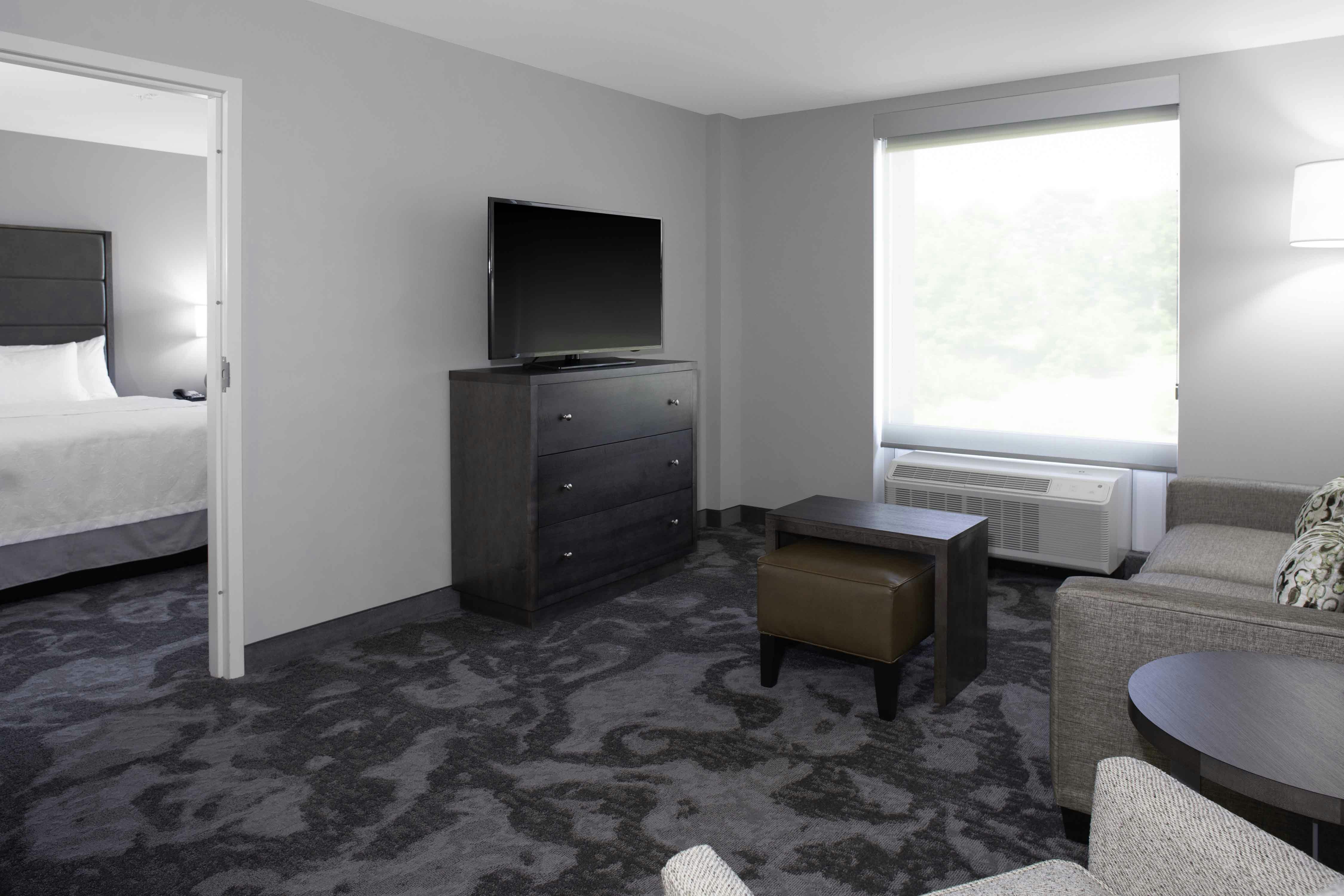 1 KING 1BDRM SUITE NONSMOK