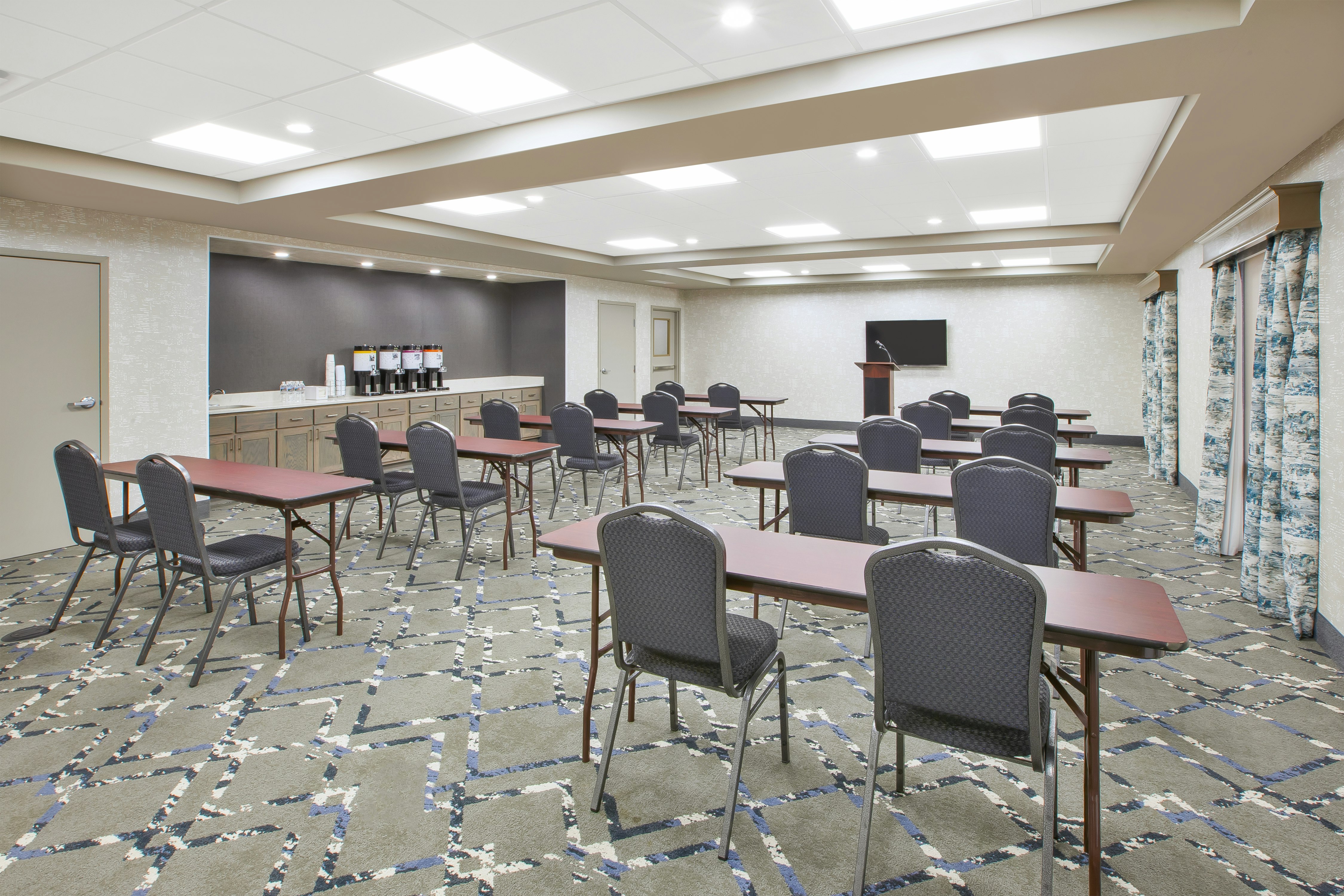 Hampton Inn & Suites Cleveland/Oakwood Village
