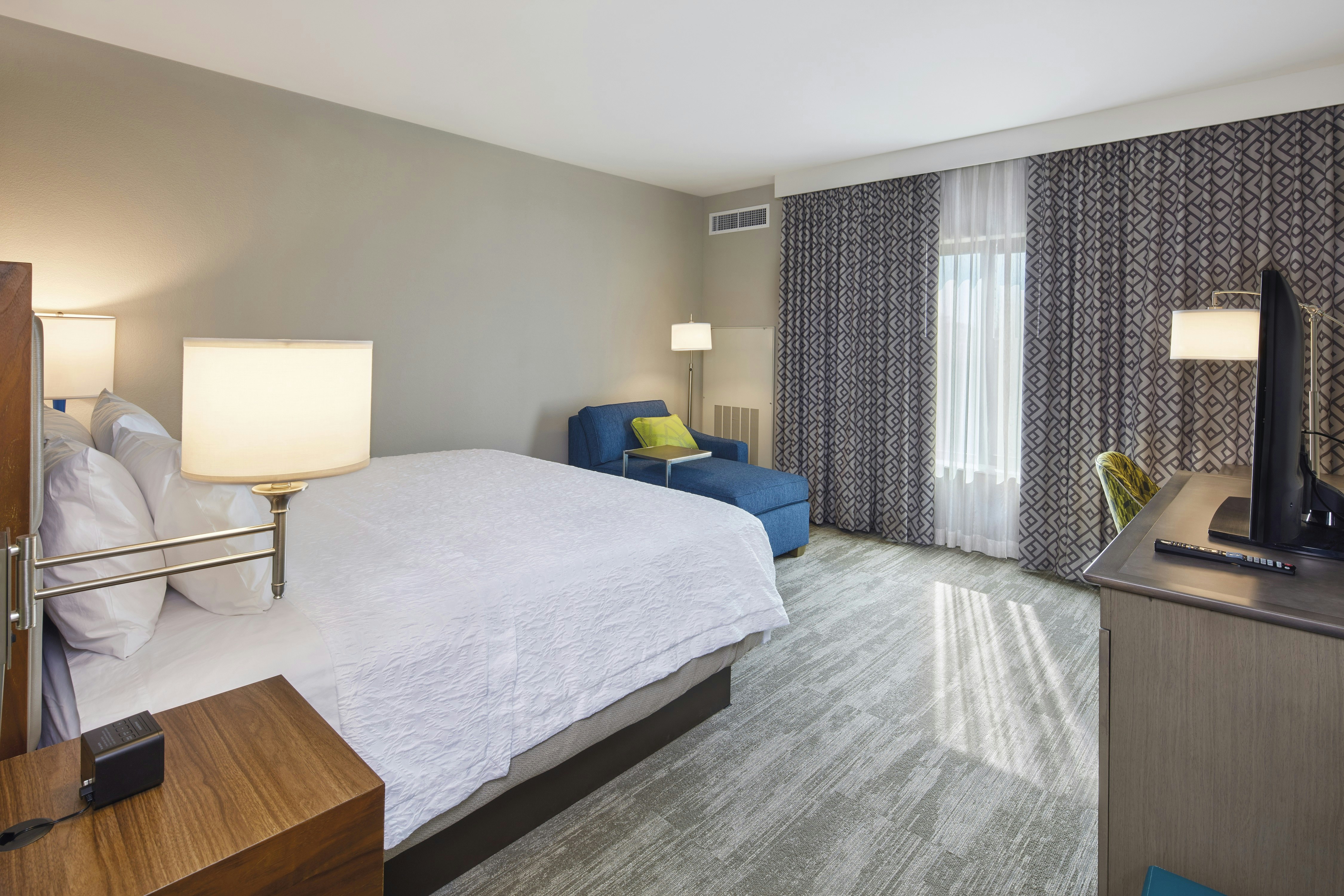 KING ROOM W/FRIDGE NS
