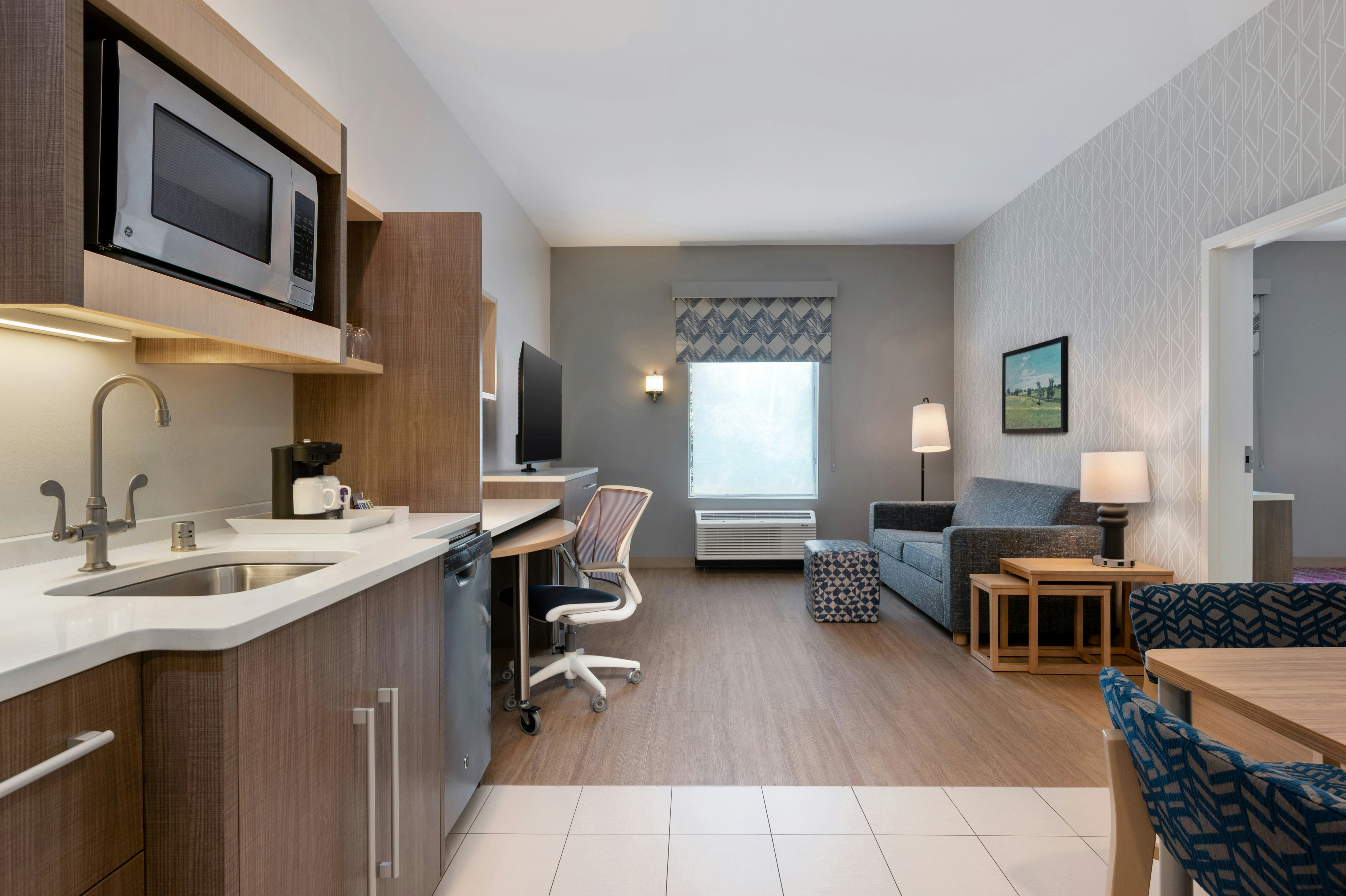 1 KING 1BDRM SUITE NONSMOK