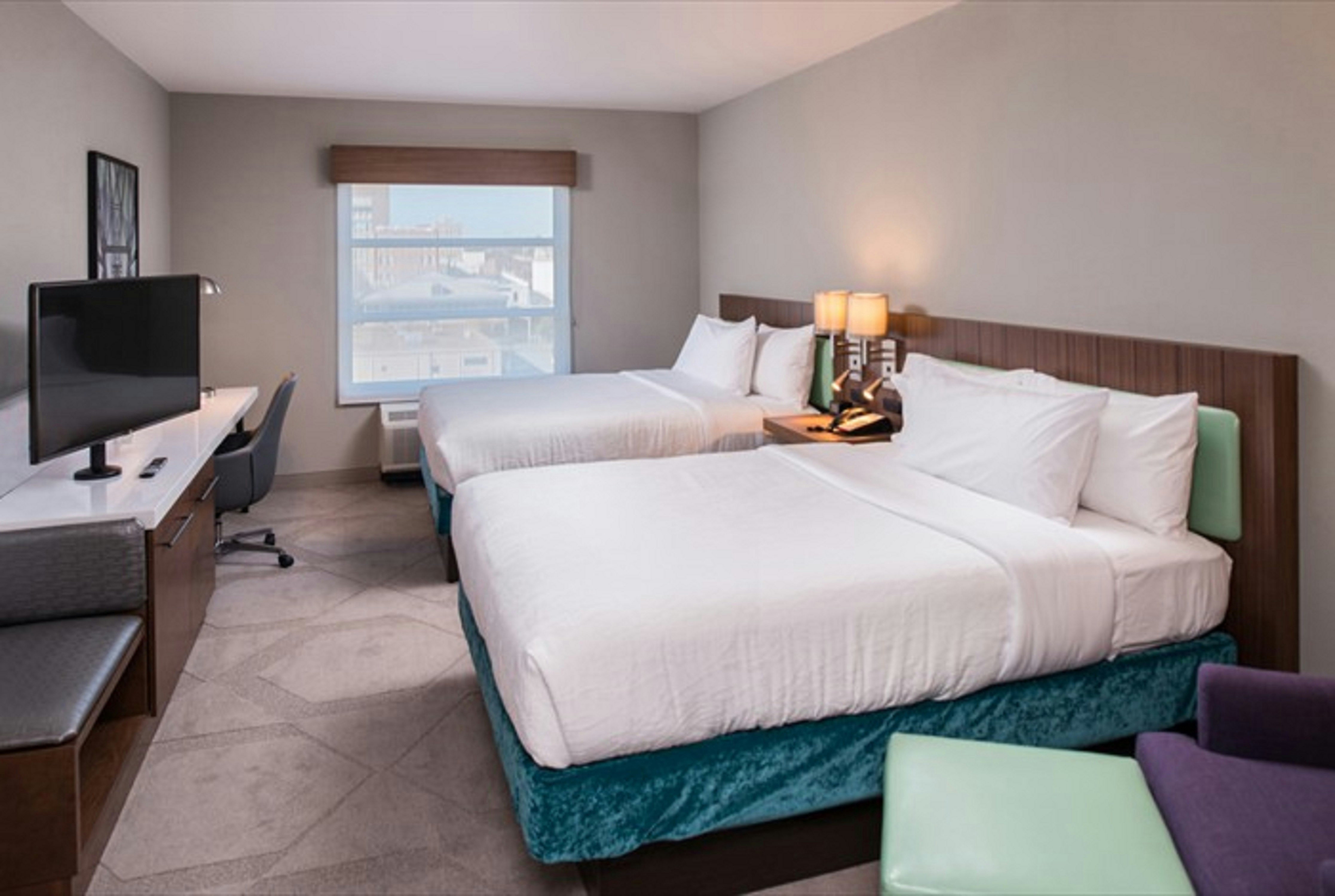 2 QUEEN BEDS