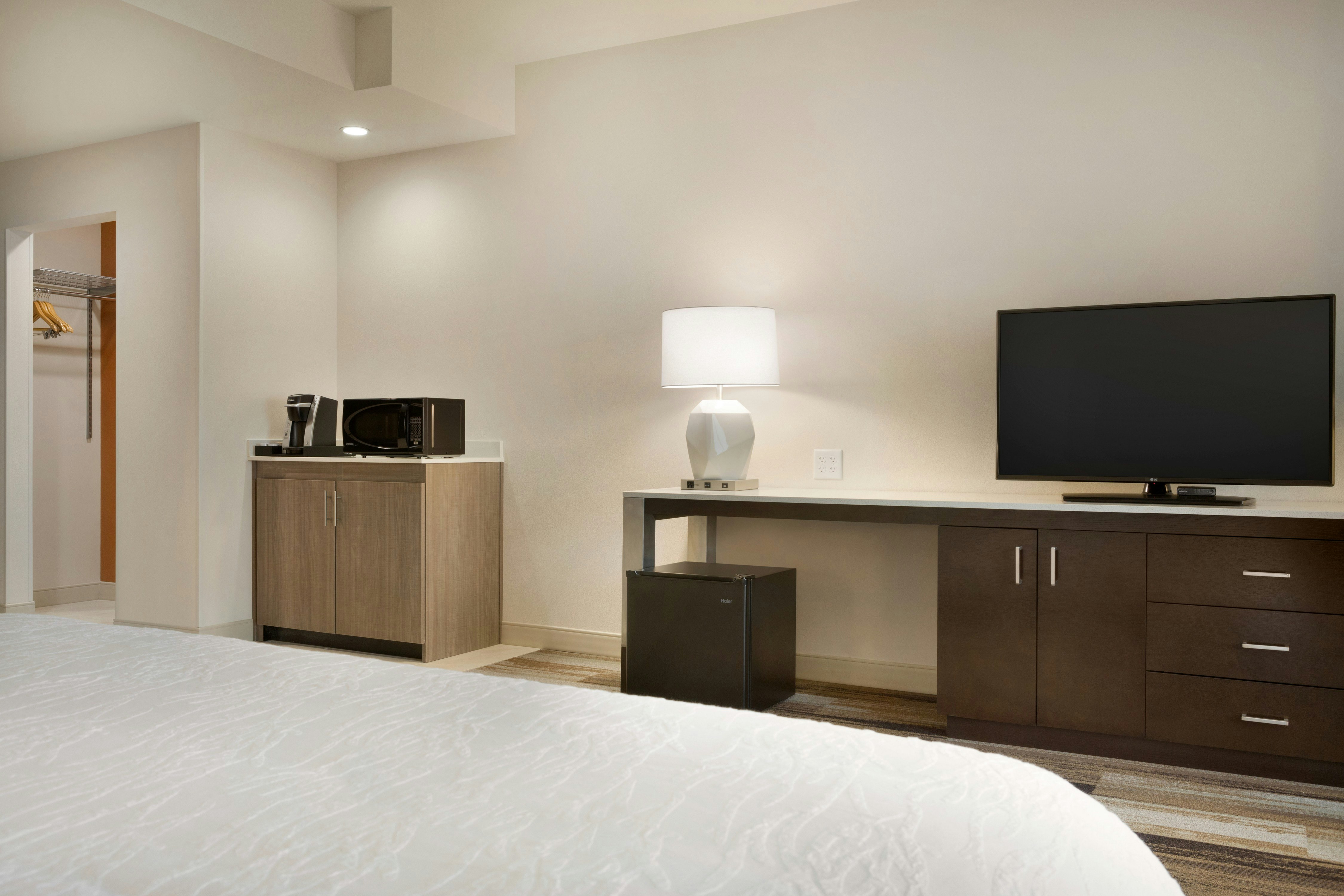 1 KING ACC RM W/BATHTUB