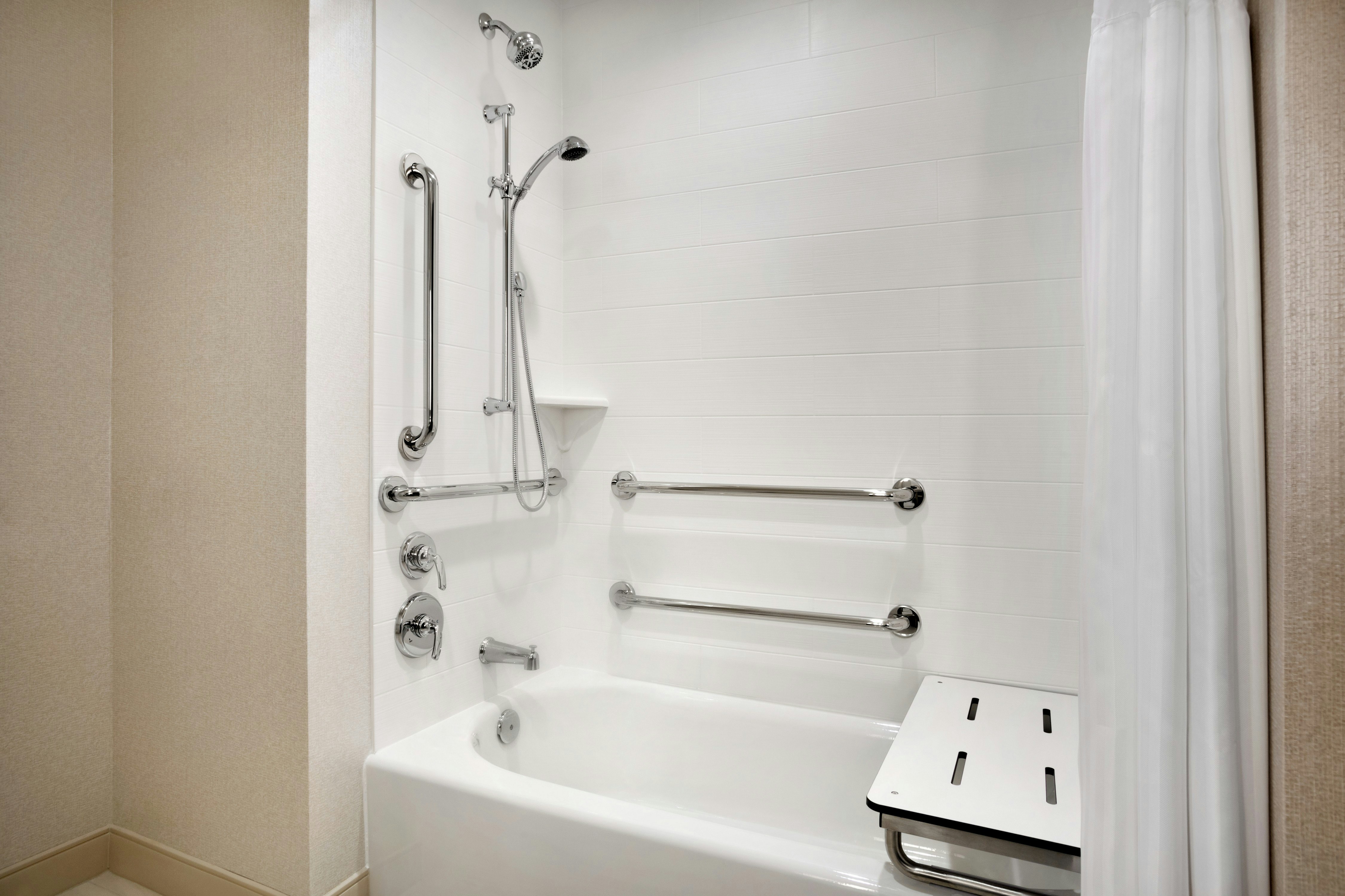 1 KNG ACC SUITE W/ BATHTUB