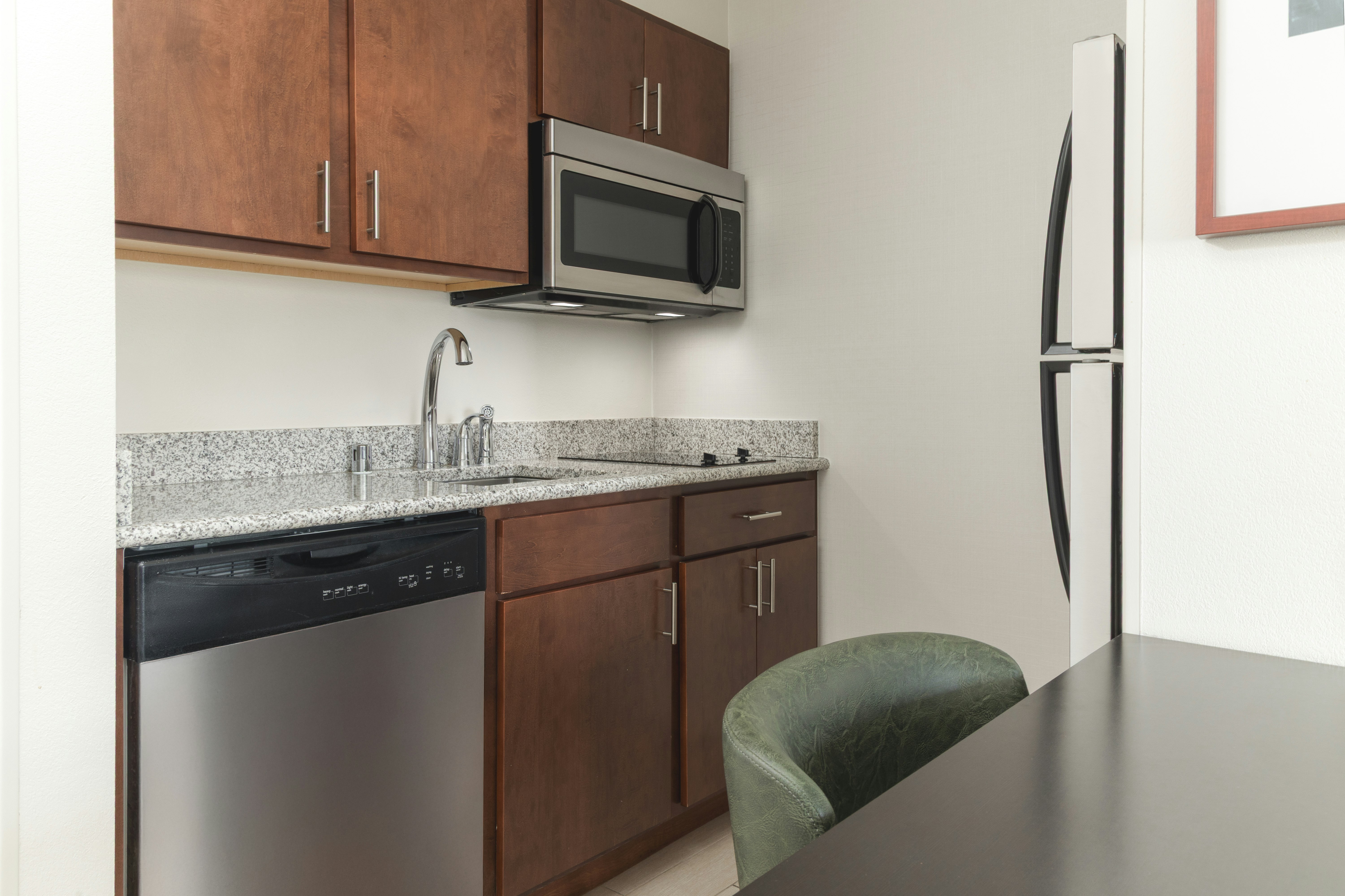 2BDRM STE 1KNG/2QNS NOSMOK